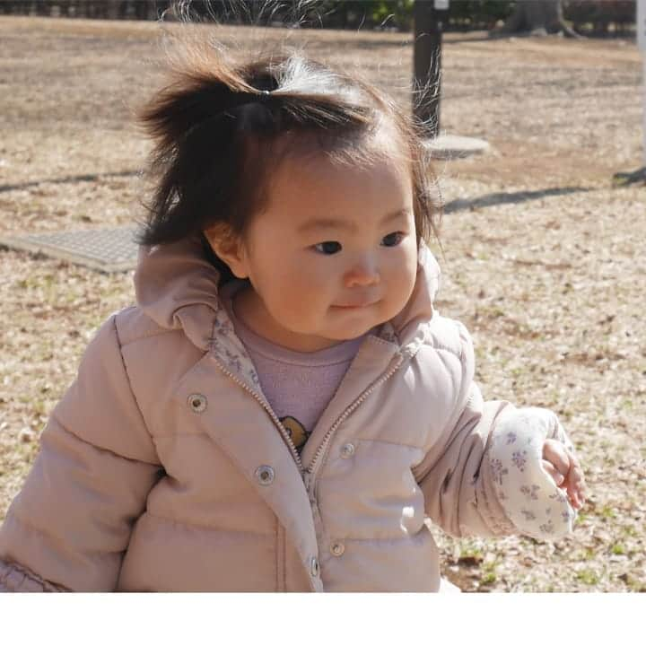 二條満月のインスタグラム：「公園をお散歩👶🏻👣 ちょっと風が強い日だったけど、パパママと手を繋がずに、1人で上手にあんよが出来ました😁✨  #1歳 #1月生まれ #公園散歩 #公園フォト #赤ちゃんのいる暮らし #赤ちゃんのいる生活 #女の子ママ #女の子ベビー #成長記録 #親バカ部 #よちよち歩き #スマイル育児 #ままのて #ベビフル」