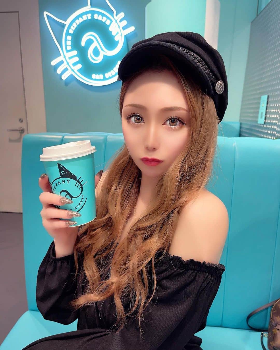HIMEKAのインスタグラム：「. . ティファニーで朝食を👱🏻‍♀️☕️ 水色は好まないけどティファニーブルーは特別👗 . . #ティファニー #ティファニーブルー #ティファニーカフェ  #ティファニーで朝食を #tiffany #tiffanycafe」