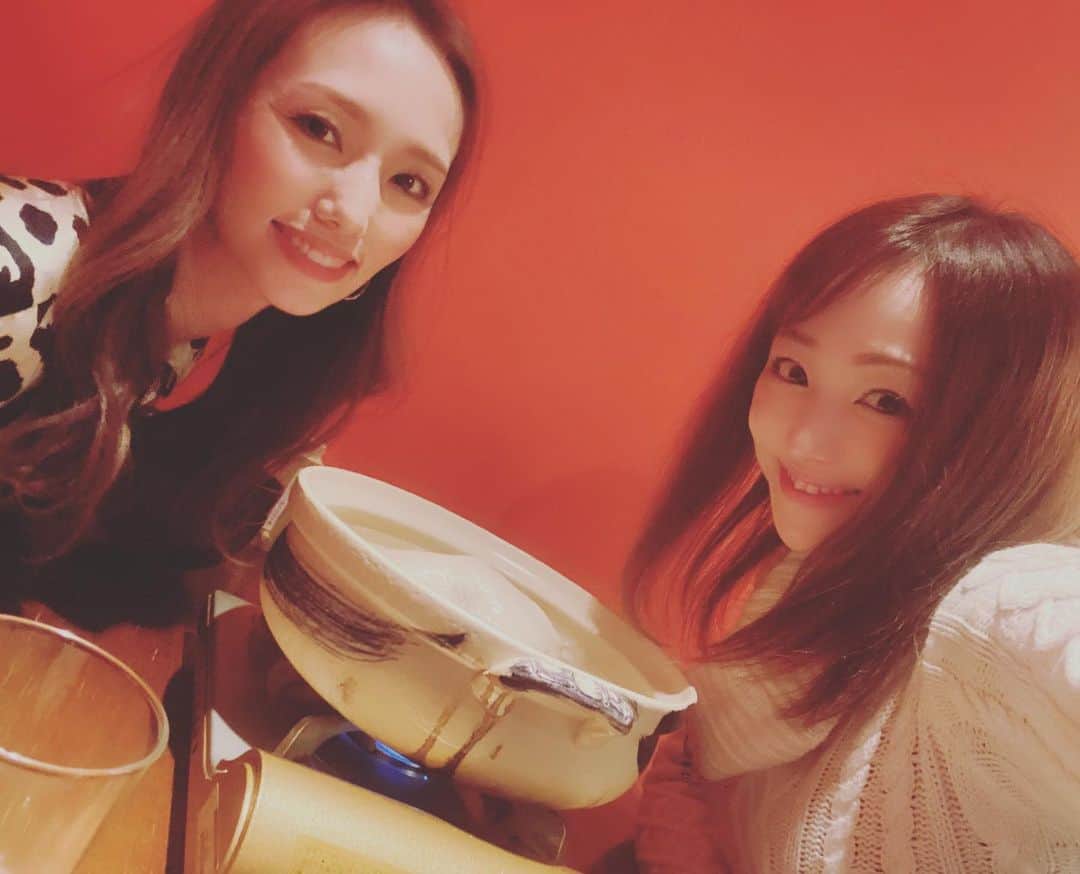 葵ゆりかのインスタグラム：「前日 @azabu.takkanmari1210  へ行って来たよ🍖  寒い季節にはぴったり♡ 鶏が丸々一羽入っててボリュームたっぷり！ あったまりました♡  12月にオープンしたばかりのお店なんだけど 店内もすごく清潔で、コロナ対策もバッチリ✨ 安心して美味しくいただくことができたよ♥️  #麻布タッカンマリ　#六本木グルメ　#麻布十番グルメ　#タッカンマリ　#土鍋で食べるタッカンマリ　#六本木ディナー」