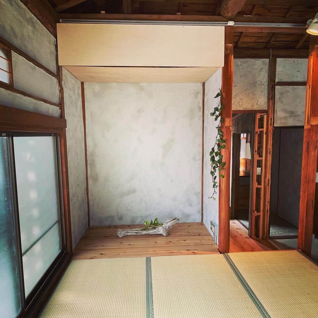 津久井智子さんのインスタグラム写真 - (津久井智子Instagram)「先日、床塗りをちょっとだけ手伝わせてもらった、熱海の建築デザイナーの学くん @manabusuzuki_unscape のお家が、一応完成ということで、連れ立って見に行ってきました。 かっくい〜〜✨✨ 祖父母の代から使われていた古い建具や家具を上手に活かしつつ、内装は大胆に作り変えられていて、バランスが絶妙。 こんなサンルームに手作りの檜のお風呂、最高。 仕事が捗りそうだ！ #鈴屋 #unscape」2月12日 13時15分 - tomokotsukui