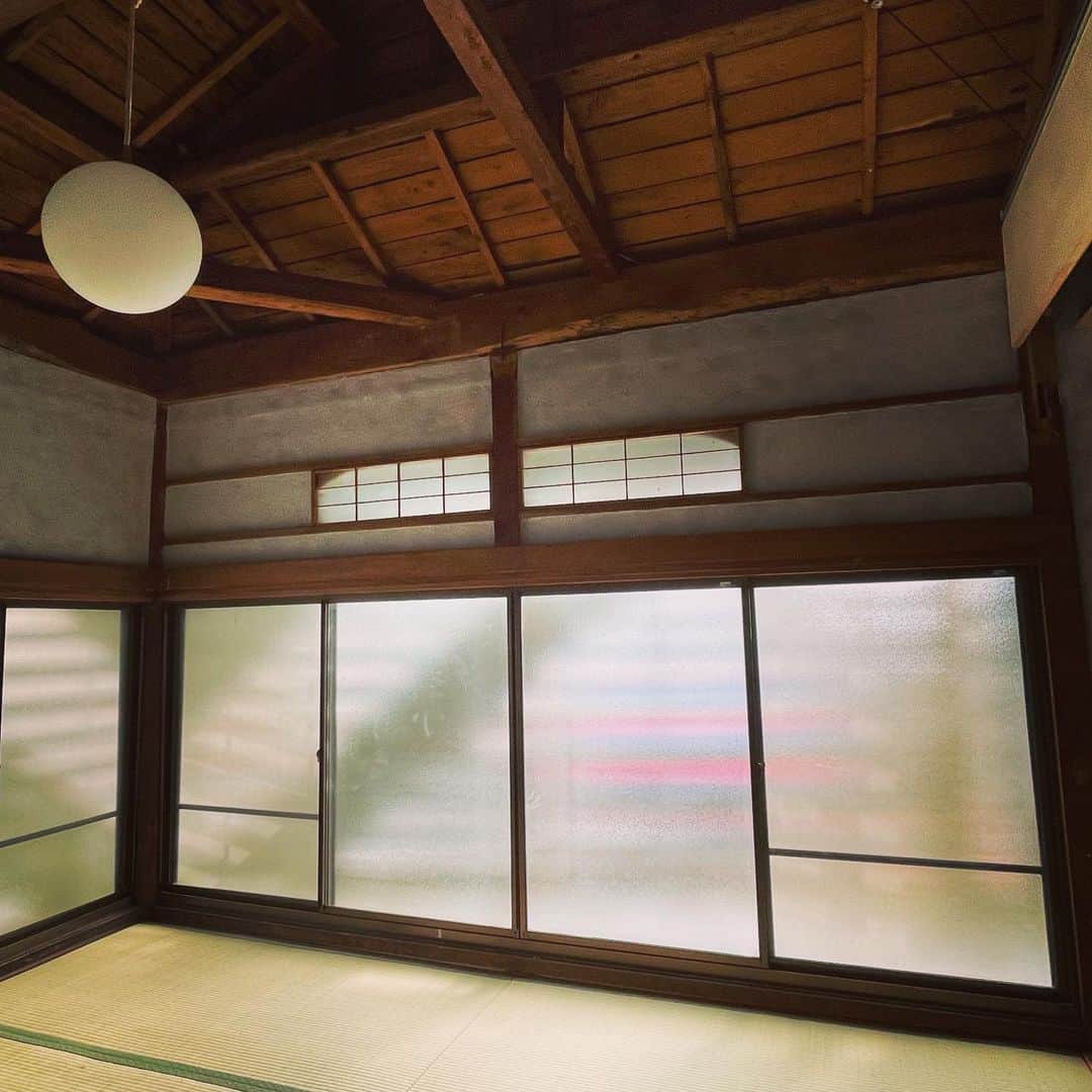 津久井智子さんのインスタグラム写真 - (津久井智子Instagram)「先日、床塗りをちょっとだけ手伝わせてもらった、熱海の建築デザイナーの学くん @manabusuzuki_unscape のお家が、一応完成ということで、連れ立って見に行ってきました。 かっくい〜〜✨✨ 祖父母の代から使われていた古い建具や家具を上手に活かしつつ、内装は大胆に作り変えられていて、バランスが絶妙。 こんなサンルームに手作りの檜のお風呂、最高。 仕事が捗りそうだ！ #鈴屋 #unscape」2月12日 13時15分 - tomokotsukui