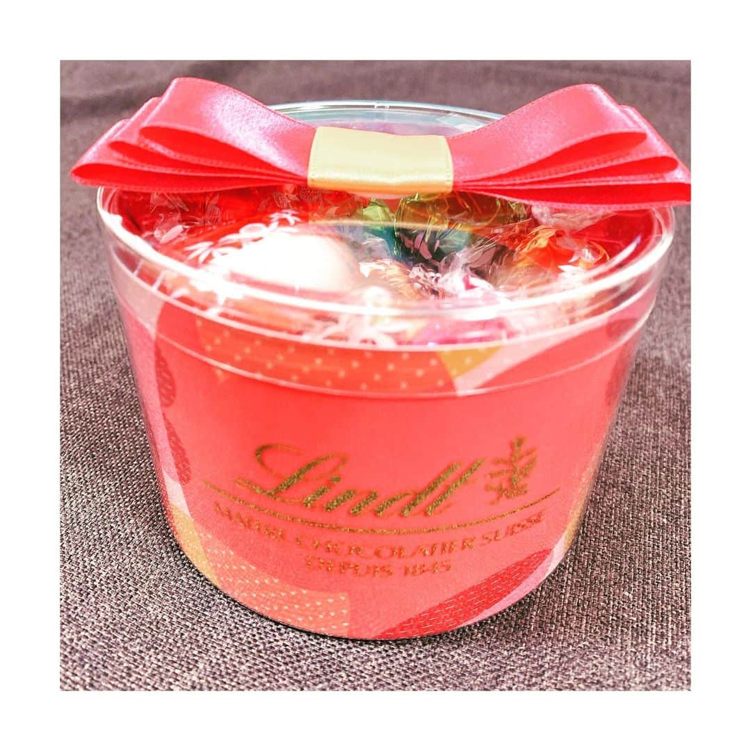 武田るいのインスタグラム：「うひょ〜😭❣️ 1番大好きなリンツのチョコ🍫❤️ ボンボン🍬が神的な美味しさ… 癒しをありがとうございます🥰💪✨ ラッピングきゃわええ〜🎀🎗 大切に噛み締めて食べるゾ｜ω・） #lindt #lindtchocolate #chocolate #sweets #valentine #present #甘党」