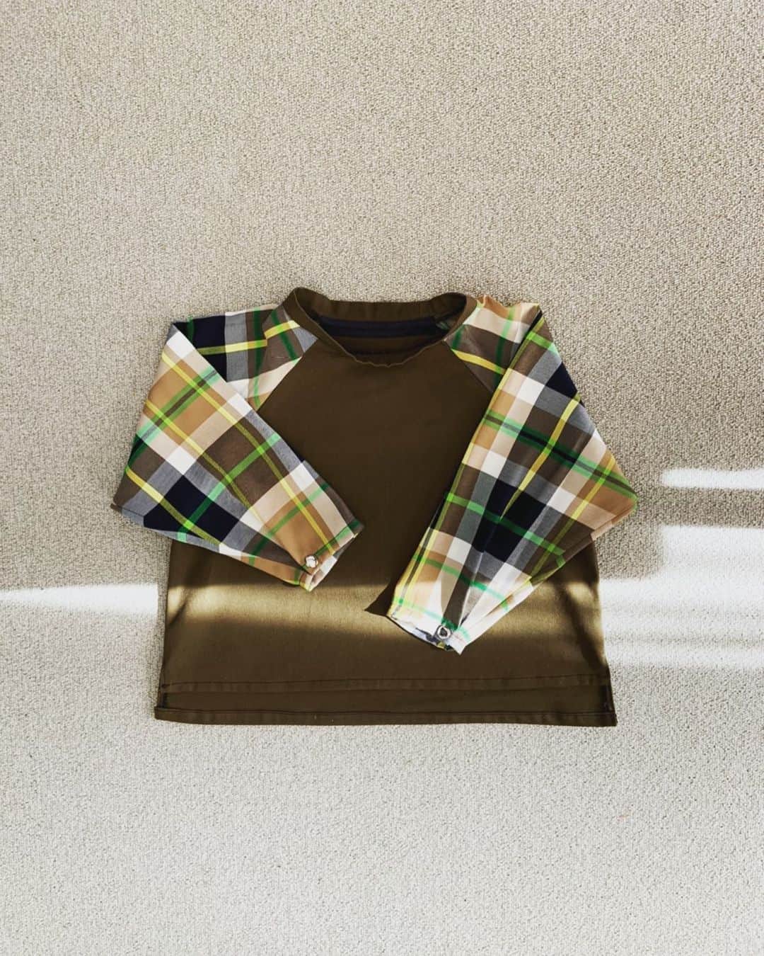 森絵梨佳さんのインスタグラム写真 - (森絵梨佳Instagram)「袖はスナップボタンをつけてみました(^^) ボタンは息子が選んだシルバーです🧚🏻  #ハンドメイド子供服  #男の子の服」2月12日 13時20分 - official_mori_erika