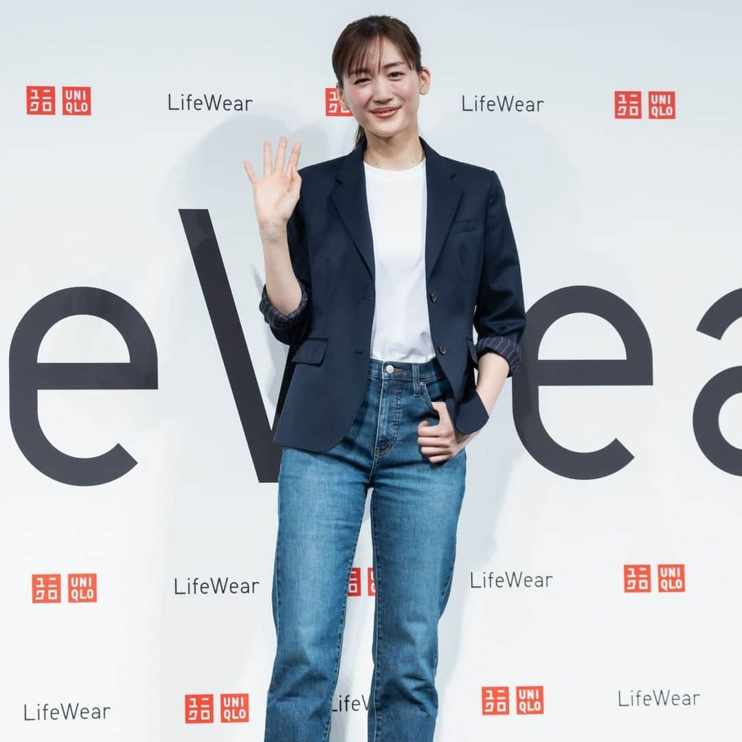 Fashionsnap.comさんのインスタグラム写真 - (Fashionsnap.comInstagram)「【イベント取材】「ユニクロ」が、LifeWearのスペシャルアンバサダーに女優の綾瀬はるかさんを起用。2月11日に開催された発表会では綾瀬さんのほか、スペシャルゲストとしてお笑いコンビのミルクボーイが登壇し、トークセッションや漫才で会場を盛り上げました。なお、発表会で綾瀬さんが着用したのは「スリムストレートハイライズジーンズ」。「程よくストレッチが効いていて動きやすく、シルエットが綺麗で美しい」とお気に入りの様子でした。  #ユニクロ #UNIQLO #LifeWear #fashion #fashionsnapcom #綾瀬はるか #ミルクボーイ #駒場孝 #内海崇 #イベント取材_fs #ジーンズ #スリムストレートハイライズジーンズ」2月12日 13時30分 - fashionsnapcom