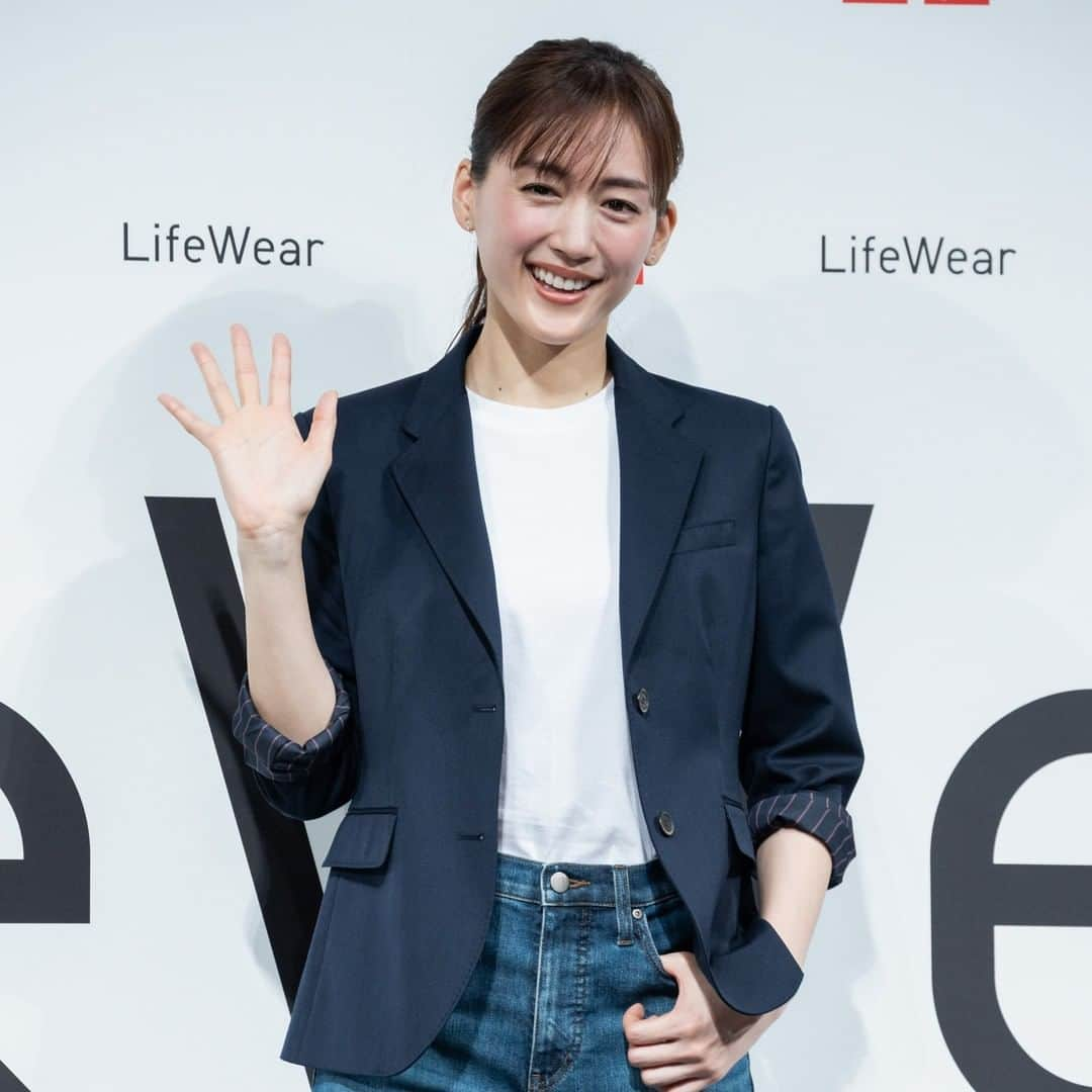 Fashionsnap.comさんのインスタグラム写真 - (Fashionsnap.comInstagram)「【イベント取材】「ユニクロ」が、LifeWearのスペシャルアンバサダーに女優の綾瀬はるかさんを起用。2月11日に開催された発表会では綾瀬さんのほか、スペシャルゲストとしてお笑いコンビのミルクボーイが登壇し、トークセッションや漫才で会場を盛り上げました。なお、発表会で綾瀬さんが着用したのは「スリムストレートハイライズジーンズ」。「程よくストレッチが効いていて動きやすく、シルエットが綺麗で美しい」とお気に入りの様子でした。  #ユニクロ #UNIQLO #LifeWear #fashion #fashionsnapcom #綾瀬はるか #ミルクボーイ #駒場孝 #内海崇 #イベント取材_fs #ジーンズ #スリムストレートハイライズジーンズ」2月12日 13時30分 - fashionsnapcom