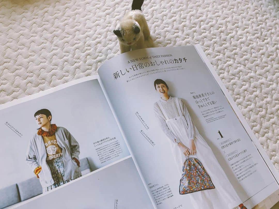 のインスタグラム：「リンネル3月号、是非ご覧くださいね☺️🍡🍵  3歳になる娘と、雑誌をめくりながらどれが好きか指差し合うのが最近の楽しみなんですけど、このページの中から娘が選んだのは　DOIGT @doigt_s のバッグでした🌼カラフル、キラキラ、お花、乙女なものに目がないお年頃です🙈 私は、幼少期プリンセス期を通ってこなかった（というか、私の子供時代はプリンセスがそこまでフューチャーされていなかった気がする）のだけど、その反動なのか歳を重ねるごとにフリルやらレースやら花柄やら、乙女度の高いものに目がなくなっているような気がします😇さじかげんが大事だとは思うけど、結局のところ、好きならそれでよい、に尽きますね🥟👗✨  photo @kentaro_hisadomi  stylist @k_a_h_o__  h&m @kusabataeko」