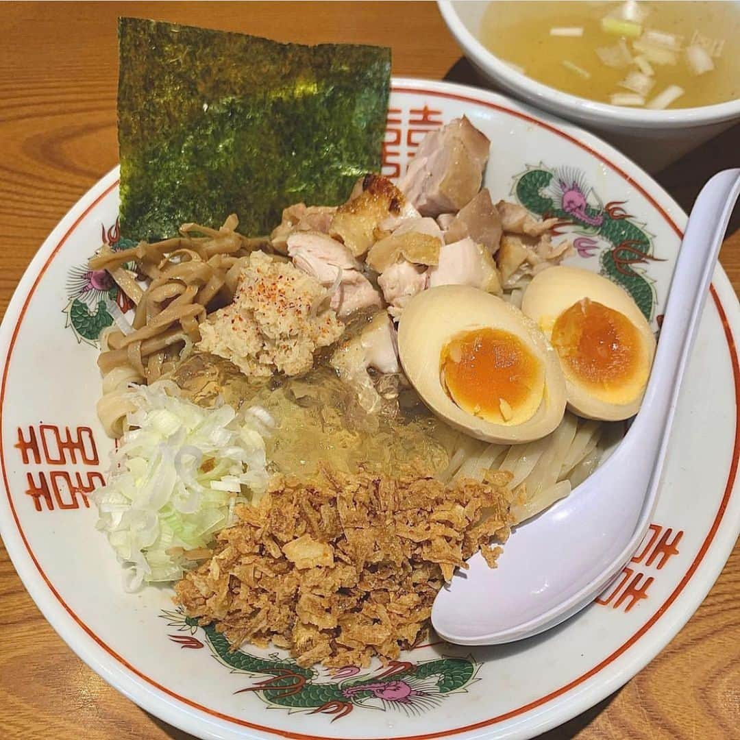 長江里加さんのインスタグラム写真 - (長江里加Instagram)「🍜 巣鴨の好きなラーメン〜💕 鶏の出汁もそうだし、生姜もたくさんとれてうれぴ〜 確か麺にも生姜が練り込んであるとかないとか 透明のスープに透明の麺！ そそられるしかない！ 見た目も可愛いだけでなくすっげーーうまい。 みんな大好きな味だと思う😭 3枚目は冷やしまぜそばだったかな？ スープの方がすき〜！ 体にいいもの摂り込めた気持ちになる💪 #生姜は文化。 #巣鴨 #巣鴨グルメ #巣鴨ラーメン」2月12日 13時33分 - o_rikachi_o