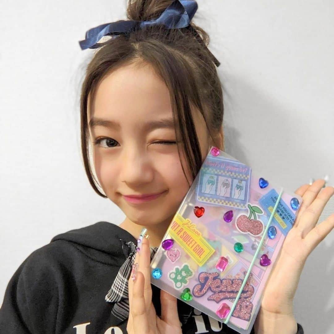 ニコ☆プチのインスタグラム：「ユメナのふろくの使い方💛💜 細かいところまで、デコすごい😳 ギャルパワーーーーーーッ😻💞🌟  今月のふろくはジェニィラブさんのかわいいスケジュール帳💖💖 キラキラシールとマニキュアでデコってみたよ(◕ᴗ◕✿)✨ 軽くて持ち運びもしやすく、 TODOLISTがあるのがとても便利👍✨ スケジュール帳にはフリクションボールペンがオススメ🖊✨  #ニコプチ #ニコプチふろく #プチモのふろくの使い方  #ニコプチふろくのある生活  #ジェニィラブ #jennilove #ふろく #飯尾夢奏」