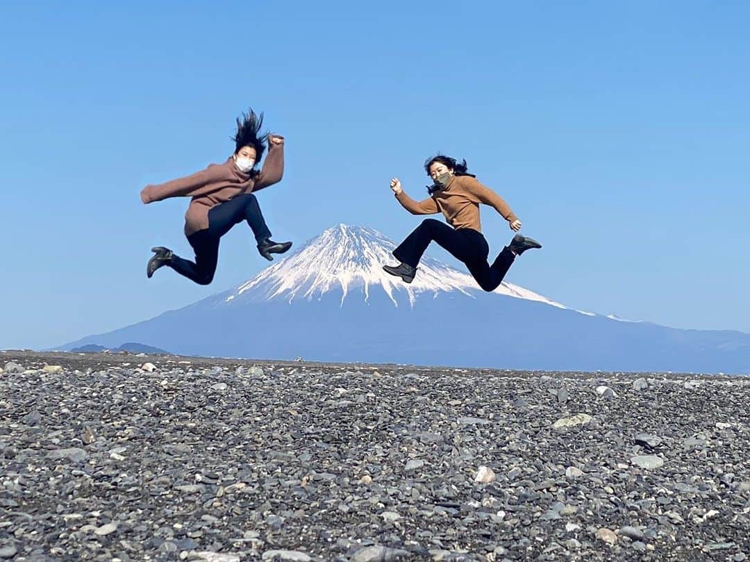 北脇順子のインスタグラム：「静岡ぶらぶらの旅💫　 with @m.r.a.22varsity.14  🕴🕴🕴🕴🕴🕴🕴 🍓→🗻→🌊→🍵  すごい跳躍力でした。😂  #富士山 #jump#魔女の宅急便🧹」