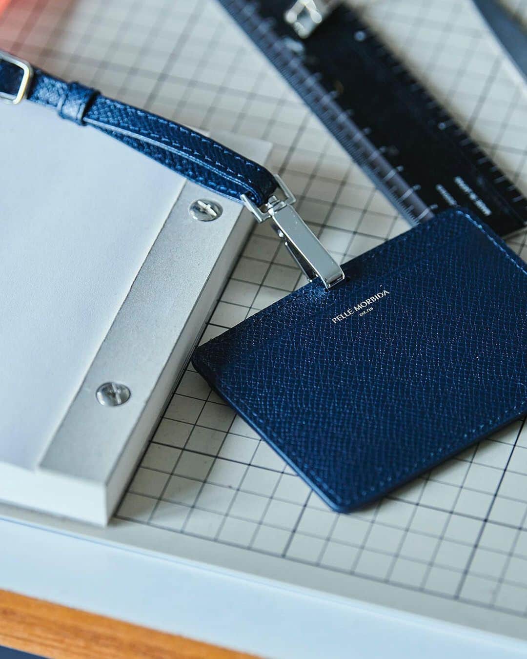 PELLEMORBIDA_Officialさんのインスタグラム写真 - (PELLEMORBIDA_OfficialInstagram)「ID CASE BA312 ￥13,200  上質な革をより上質な雰囲気に引き立たせている細かい型押しが特徴のIDケース。 縫製はもちろんMADE IN JAPAN、革は伊の老舗革ブランド「オーヴァーロード社」のもの。  #pellemorbida  #luxuryleather  #luxuryleathergoods  #madeinjapan  #tokyo  #barca  #gift  #idcase  #cardholder  #present」2月12日 13時41分 - pellemorbida715