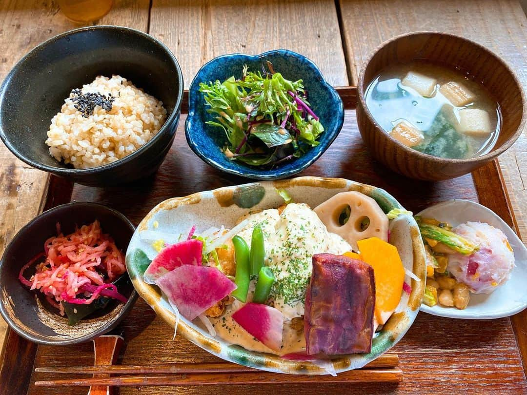 七菜香さんのインスタグラム写真 - (七菜香Instagram)「前々から気になってたオーガニック定食屋さん🥕. 有機農園が直営してるそうで全てオーガニック. 玄米も有機で安心して食べれる🥺👏🏻 ヴィーガンメニューもあったよ♡さすが☺️ オーガニックお子様セットもあって 2Fはソファー席になってるから子連れも来やすい🥰 オーガニックとか無添加とかストーリーすると 結構みんな気にしてるみたいでDMもらうので 安心して外食できるところシェアしてみたよ✨ ここ2週間子供の残りorささっと食べれる物で 栄養とか偏りまくりだからこーゆーの食べたかった😭🙏🏻 ご馳走さまでした☺️ ・ ・ ・ ・ ・ ・ ・ #lunch #organic #organicfood #japanesefood #yummy #healthyfood #foodstagram #instafood #instagood #おぼんdeごはん #ランチ　#大阪ランチ #オーガニック定食 #オーガニック #ご馳走さまでした🙏」2月12日 13時42分 - nanaka0118