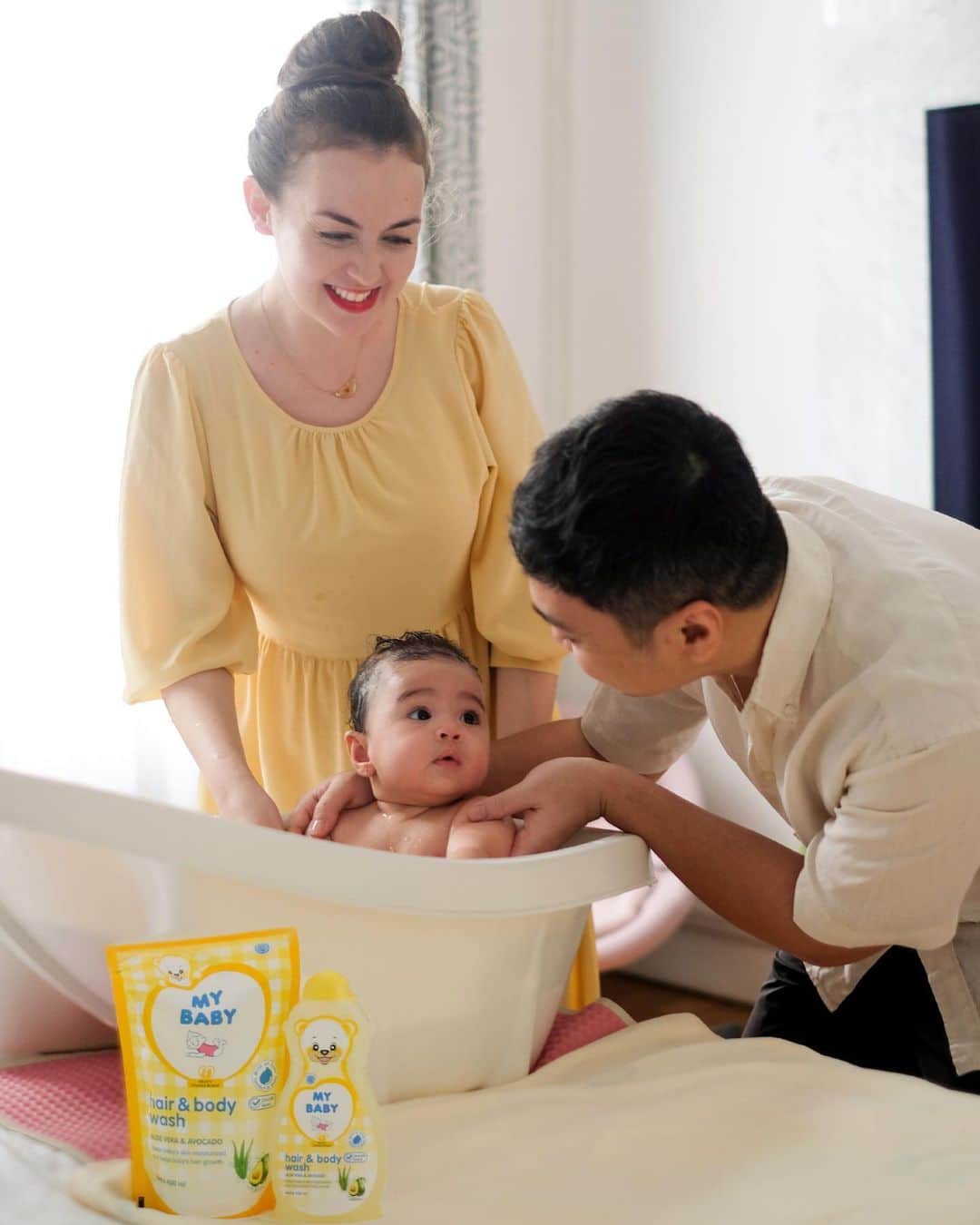 Rianti Cartwrightのインスタグラム：「Happy Lunar New Year guys! Mums, babynya suka atau gak suka dengan kegiatan mandi? Cara Rose lagi suka banget main air, bahkan suka nangis kalau diangkat dari bathtubnya 🤣. Ada yang babynya kaya gini juga gak? Untung bapaknya selalu standby untuk nenangin kalau dia protes.  Senang deh, selama ini @casalfonso selalu membantu urusan mandi Cara Rose, terutama bagian ngangkat2 bathtub yang berat. Thanks Daddy for always being there for us. Aku jadi nggak pernah ngerasa cuma aku aja yang bertugas merawat ci NengButet.   Cara Rose cocok banget sama MY BABY Hair & Body Wash @mybabyid karena produk MY BABY mengandung bahan alami (aloe vera & avocado), nggak licin dan nggak pedih di mata, mudah dibilas, dan yang paling penting, teruji klinis + 99% melindungi dari kuman. Jadi aku nggak perlu khawatir produk ini pasti cocok di kulit bayiku. Buat Ibu yang mau babynya #MandiBebasWorry langsung dapatkan produk MY BABY Hair & Body Wash, bisa langsung cek di MY BABY Official Store di Lazada dan Shopee, atau di Tempo Official Store di Tokopedia & Blibli, ya! #TipsIbuCerdasMYBABY」