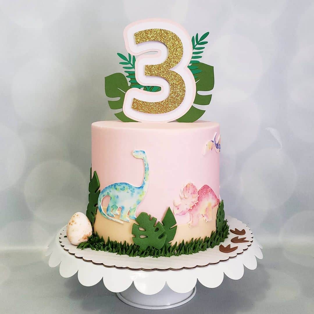 Honey Bee Cakesのインスタグラム：「Dinosaur Cake Topper by @_paperprettiesbyili_」