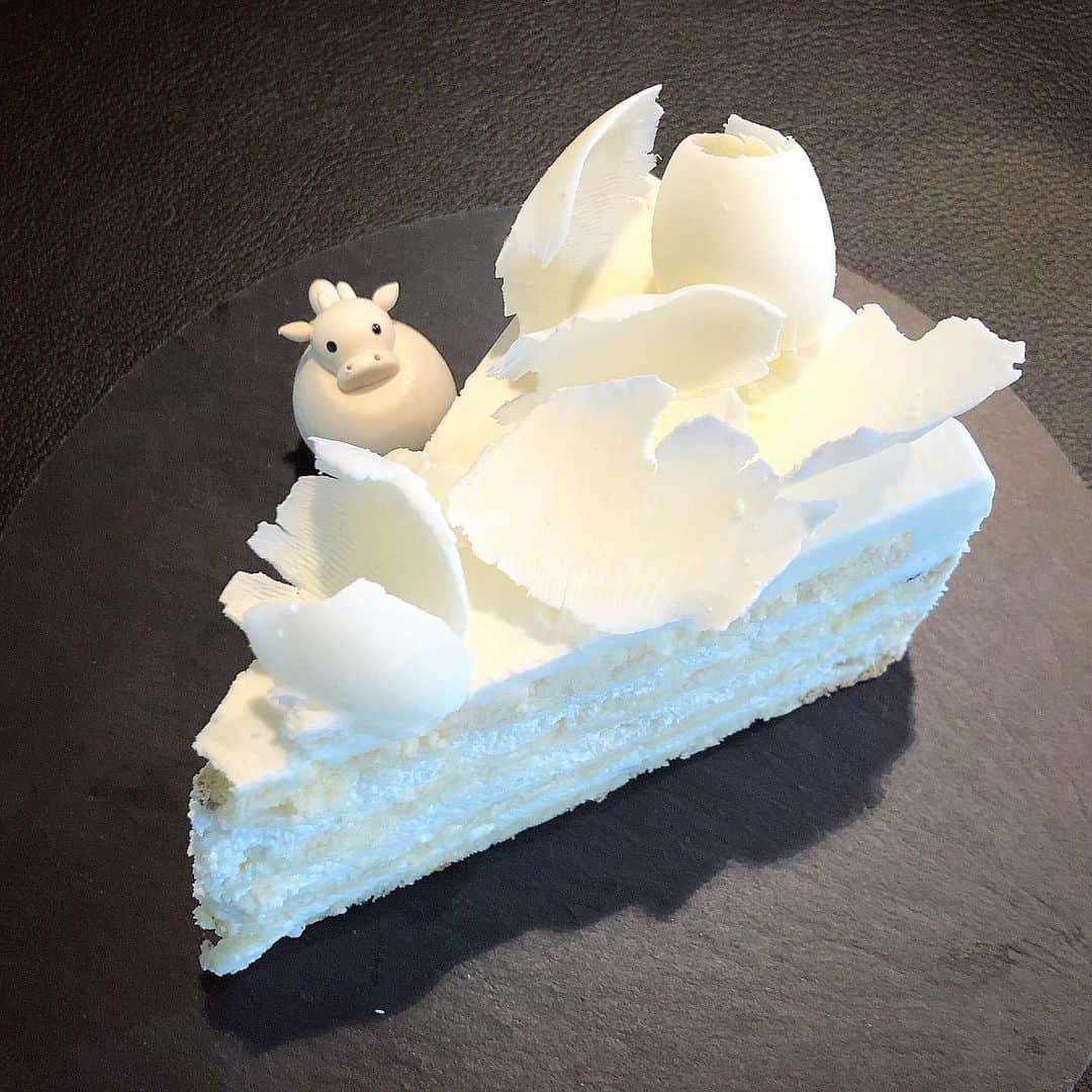 榊山敬代のインスタグラム：「🧁… ・ 祝日の昨日では 用事片付けつつ  ご褒美ケーキを 連れて帰るの巻  ショーケースの中で 妖精みたいなケーキ と目が合ってしまい 迷わず連れてかえる  シンプルなホワイトチョコレートなのに シンプルなデコレーションが素敵だなと  ドレスみたいな夢を感じるケーキ👗🧁  最近ちょこちょこ出かけはじめてるけど 街には人が結構多くてびっくりなこの頃 ・ ・ #おうち大好き だけどやっぱり #外出もたのしい #運動不足 #enjoyhome  ・ ・ ・  ・  #おうちカフェ #tea #ハーブス #harbs #六本木 #ROPPONGI #cake #White #チョコレート #chocolate #ケーキ#スイーツ #おやつ #紅茶 マイブーム #日本画家 の #ご褒美」