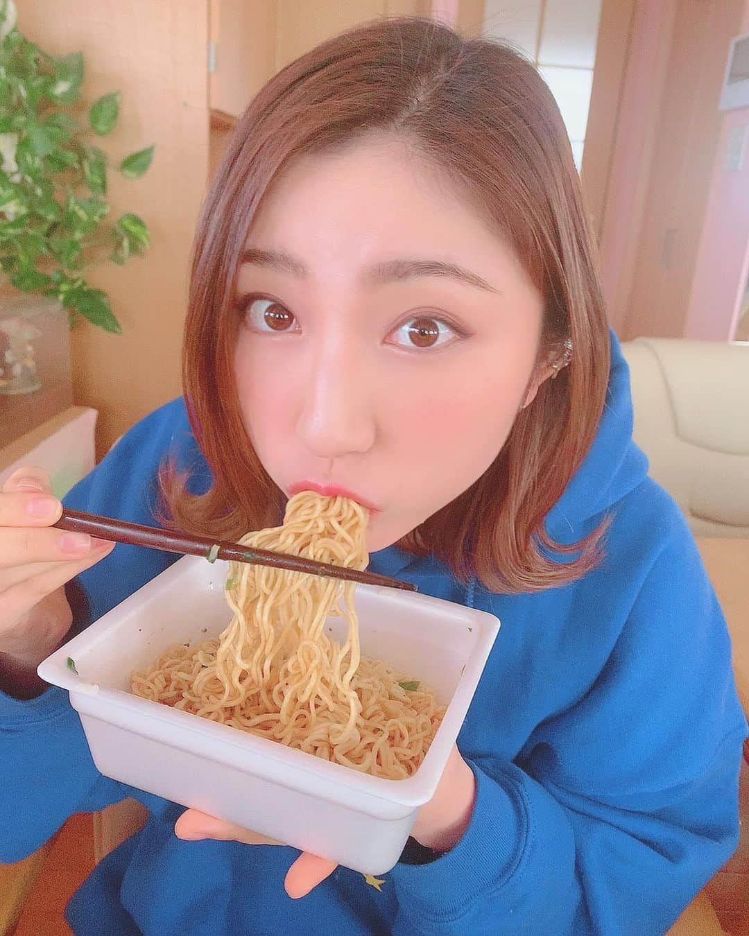 鈴木真梨耶さんのインスタグラム写真 - (鈴木真梨耶Instagram)「I love Japanese food🍜🍣♡  I ate it😋  ペヤング食べるまりゃ🐷 1番新しいの食べました！☆ 「辛口ホルモンネギ」 これも！おいしかった！！！  #ペヤング #辛口ホルモンネギ #やきそば　#japanesefood  #yummy #まるか食品  #JAPAN #food #instantnoodles  ‪#ROSEAREAL #ロザリオ‬ ‪#鈴木真梨耶 #MaRiyaSuzuki‬」2月12日 13時50分 - mariya_suzuki