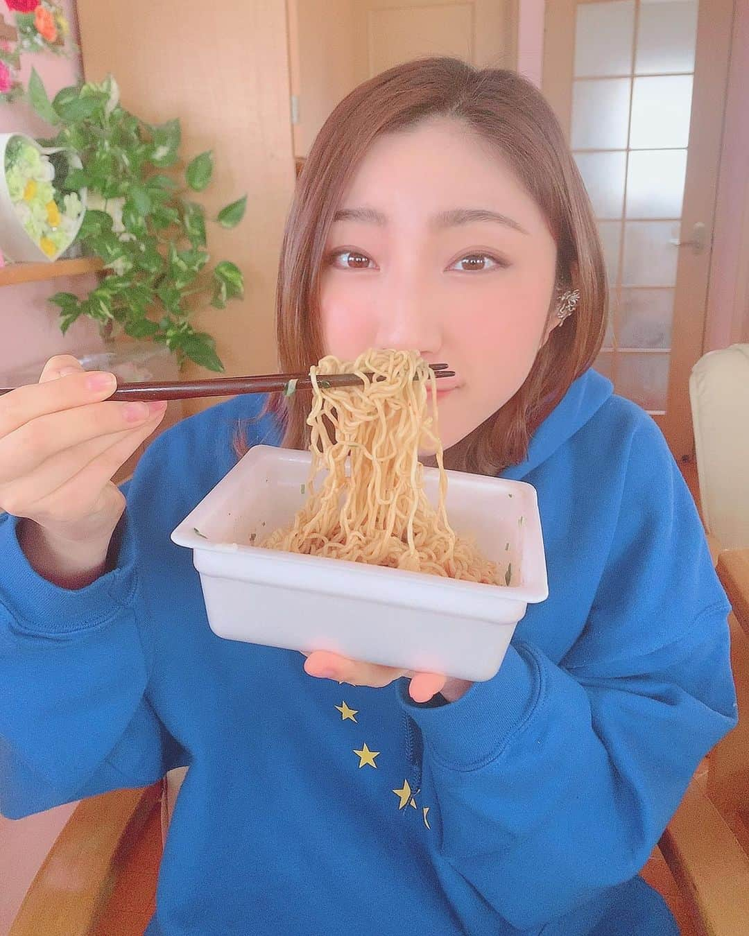 鈴木真梨耶さんのインスタグラム写真 - (鈴木真梨耶Instagram)「I love Japanese food🍜🍣♡  I ate it😋  ペヤング食べるまりゃ🐷 1番新しいの食べました！☆ 「辛口ホルモンネギ」 これも！おいしかった！！！  #ペヤング #辛口ホルモンネギ #やきそば　#japanesefood  #yummy #まるか食品  #JAPAN #food #instantnoodles  ‪#ROSEAREAL #ロザリオ‬ ‪#鈴木真梨耶 #MaRiyaSuzuki‬」2月12日 13時50分 - mariya_suzuki