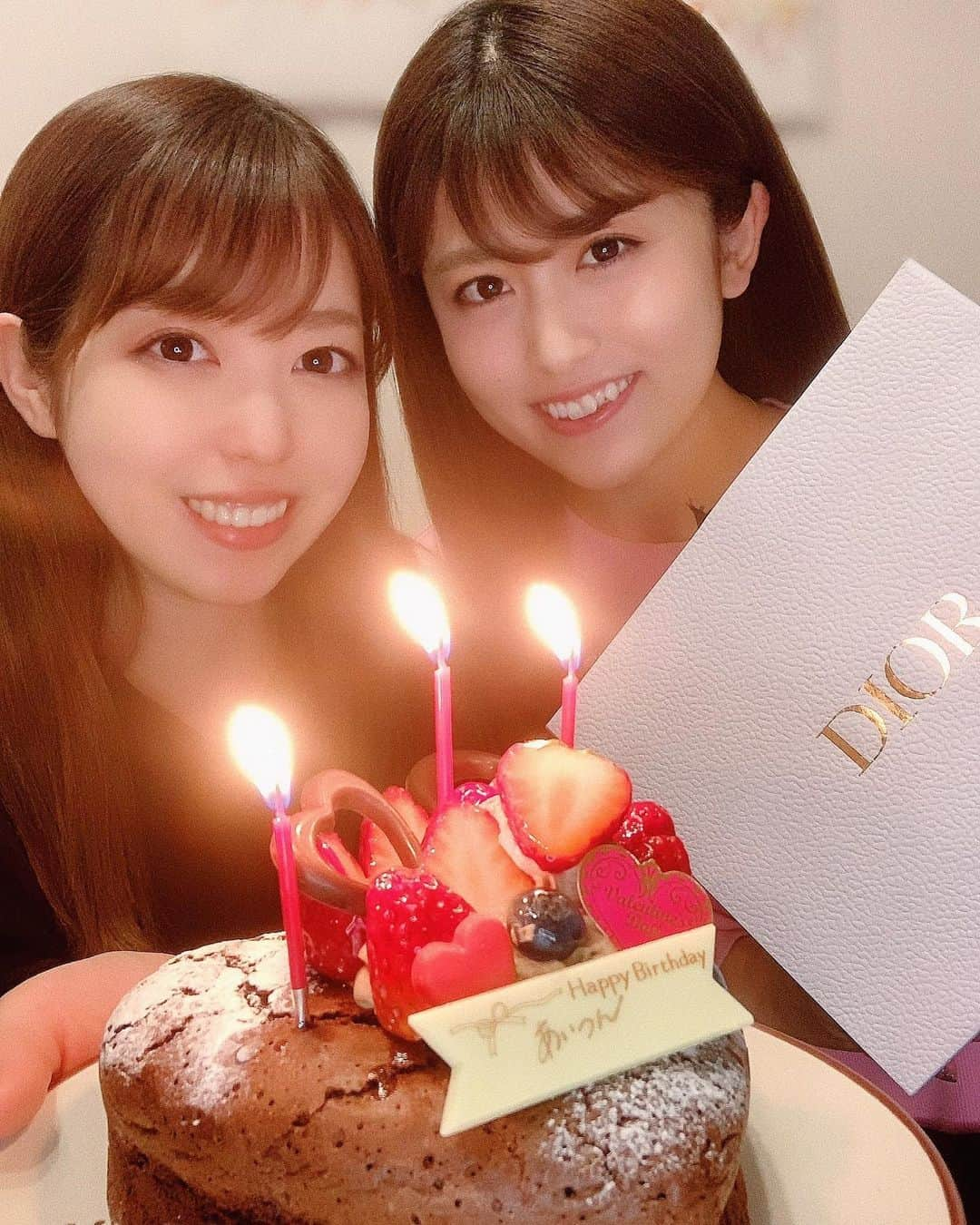 長澤佑香のインスタグラム：「﻿ 遅くなっちゃったけど幼なじみちゃんの﻿ お誕生日をうちでお祝いしたよ🎂❤️🎉﻿ ﻿ Diorのホリデーオファーおそろい🖤🙌🏻﻿ あともうひとつも私とおそろい、、www﻿ 人にあげるプレゼント大体自分も欲しく﻿ なるやーつ😛あるあるだよね😛？？？﻿ ﻿ #お誕生日会 #birthday #幼なじみ﻿ #dior #ホリデーオファー #プレゼント﻿ #クリスマスコフレ #ケーキ #lamaison﻿ #valentinecake #birthdaycake」