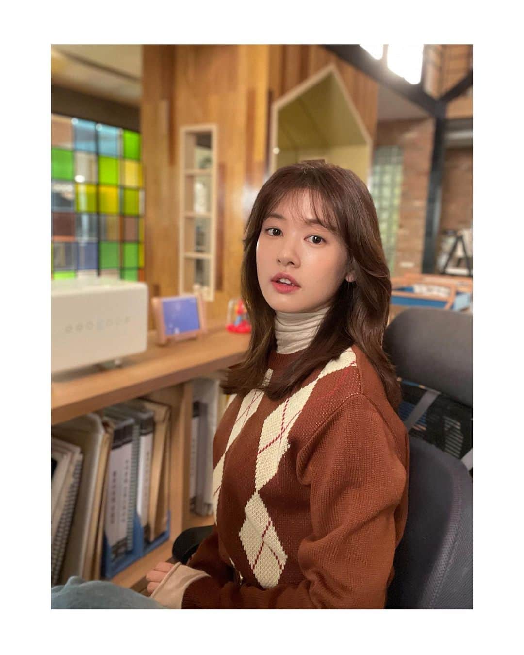 チョン・ソミンのインスタグラム：「새해 복 많이 받으세요🙇🏻‍♀️ 올해는 다른 것보다 무조건 건강만 하기로 해요. 소중한 사람들과 맛있는 음식 많이 드시고 다른 날보다 조금 더 웃는 하루 되시기를:) #NA01」