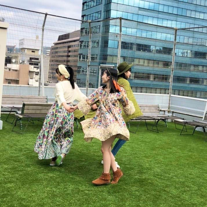 BEYOOOOONDSさんのインスタグラム写真 - (BEYOOOOONDSInstagram)「やっほ〜♪ 岡村美波です💓💓  先日、西田汐里ちゃん、江口紗耶ちゃんと一緒にBOMBさんの取材を受けさせていただきました💓💓  めっちゃ楽しく撮影させていただいたよ〜😊  このお洋服は「Now Now Ningen」でコラボさせていただいた、チャイハネさんのものです💓💓💓  みなさん楽しみいみにしていてくださいね💓  #BOMB さん #BEYOOOOONDS #西田汐里#江口紗耶#岡村美波 #しおりん#さやりん#みいみ #チャイハネ さん」2月12日 13時54分 - beyooooonds_official