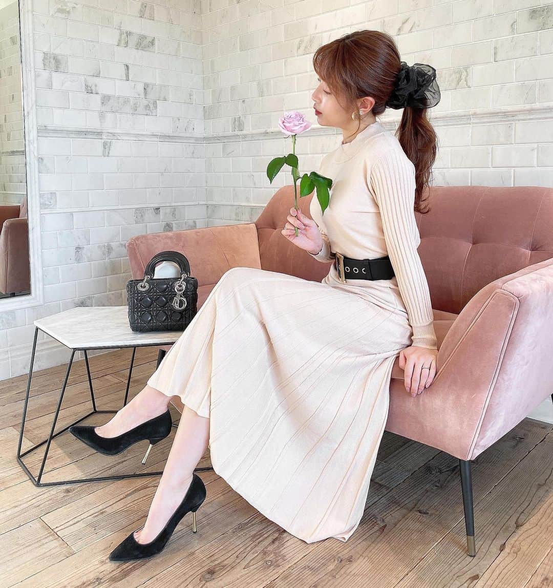 MICOAMERIのインスタグラム：「.﻿ 本日発売の新作🌹﻿ ﻿ メリハリのあるシルエットを﻿ 叶えてくれる♡ニットセットアップ﻿ ﻿ もちっとしっとりタッチ素材♡﻿ 着心地抜群です💭❤︎﻿ 別々でも使えて便利です💓﻿ ﻿ #micoameri#ミコアメリ#舟山久美子#くみっきー#ファッション#モテコーデ#春デート#春コーデ#モテニット#セットアップ#ニット」