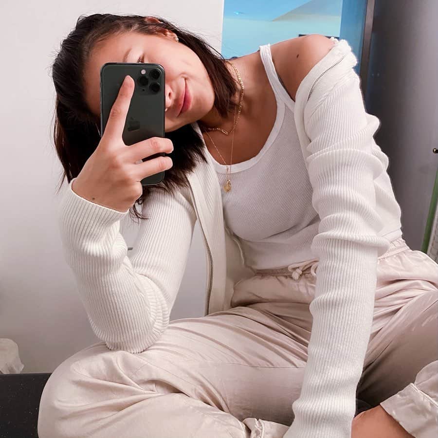 エビアン・クーのインスタグラム：「Pj style everyday 😂  I’ve never been so comfortable in my life.   部屋に鏡が無くて お店の鏡かトイレ笑 コーデ見せてって リクエストが多いけどそこまで オシャレを最近してない これから見せられるよに 頑張ります。  今日はクリームと白で まとめたよ〜この色あいがすき」