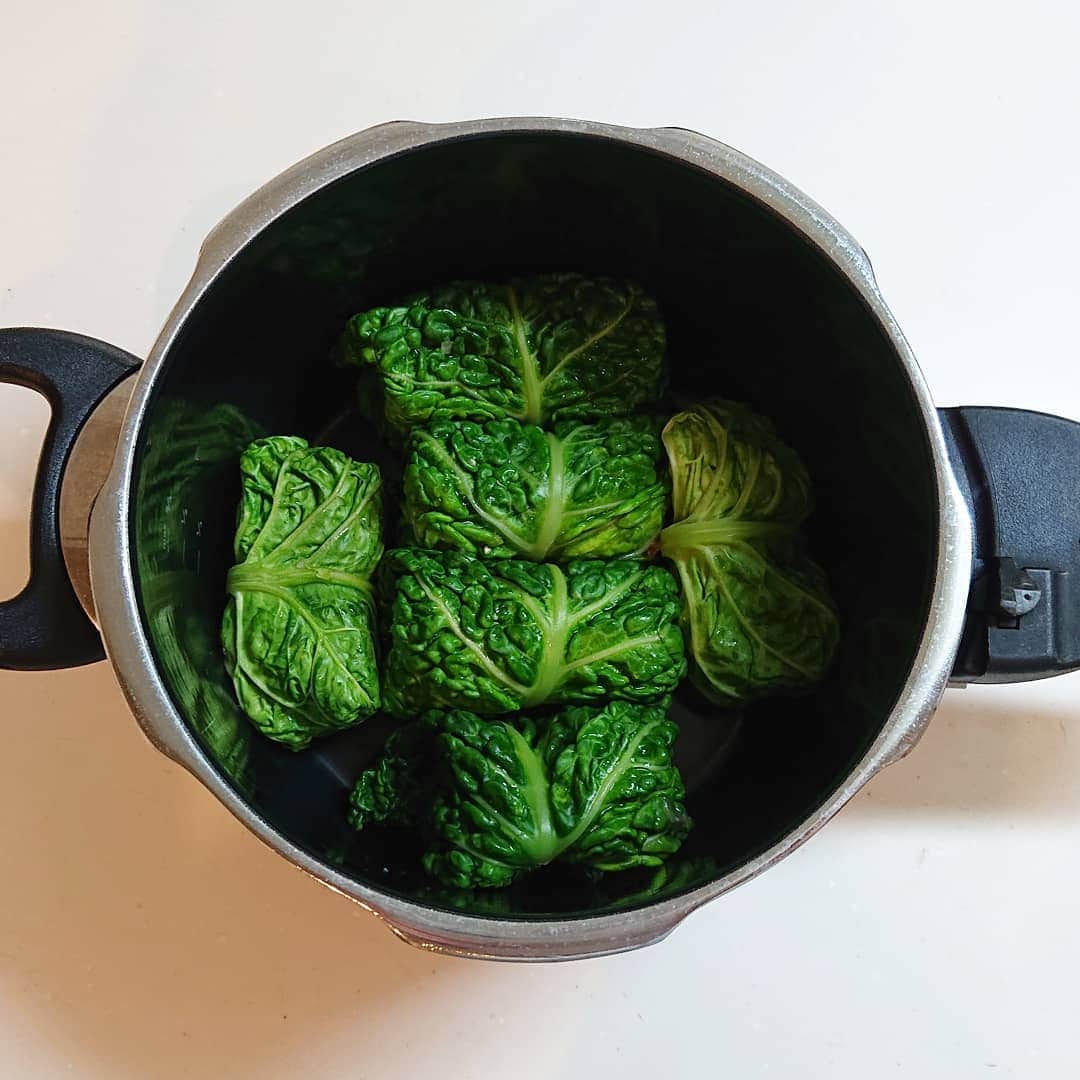 藤森夕子さんのインスタグラム写真 - (藤森夕子Instagram)「今日のランチ(^-^) サボイキャベツでロールキャベツ作りました。葉がちりめんでスープを含んでくれ、今までの作ってきたロールキャベツとは一味違う感じで美味しかった！葉が一枚ずつ剥がれやすいしロールキャベツの時はサボイキャベツにはまりそう✨ #ランチ#ランチプレート #ワンプレート#サボイキャベツ#ロールキャベツ #ル・クルーゼ #ココット#息子ごはん#アスリート飯#男子ごはん#lunch#food#foodstagram #cook#cook365 #今日のランチ#てづくりごはん365 #献立#おうちカフェ#おうちごはん#おうちごはんlover #おうち時間#うちるフォト#リエビン#フーディーテーブル」2月12日 13時55分 - yukofujimori2525
