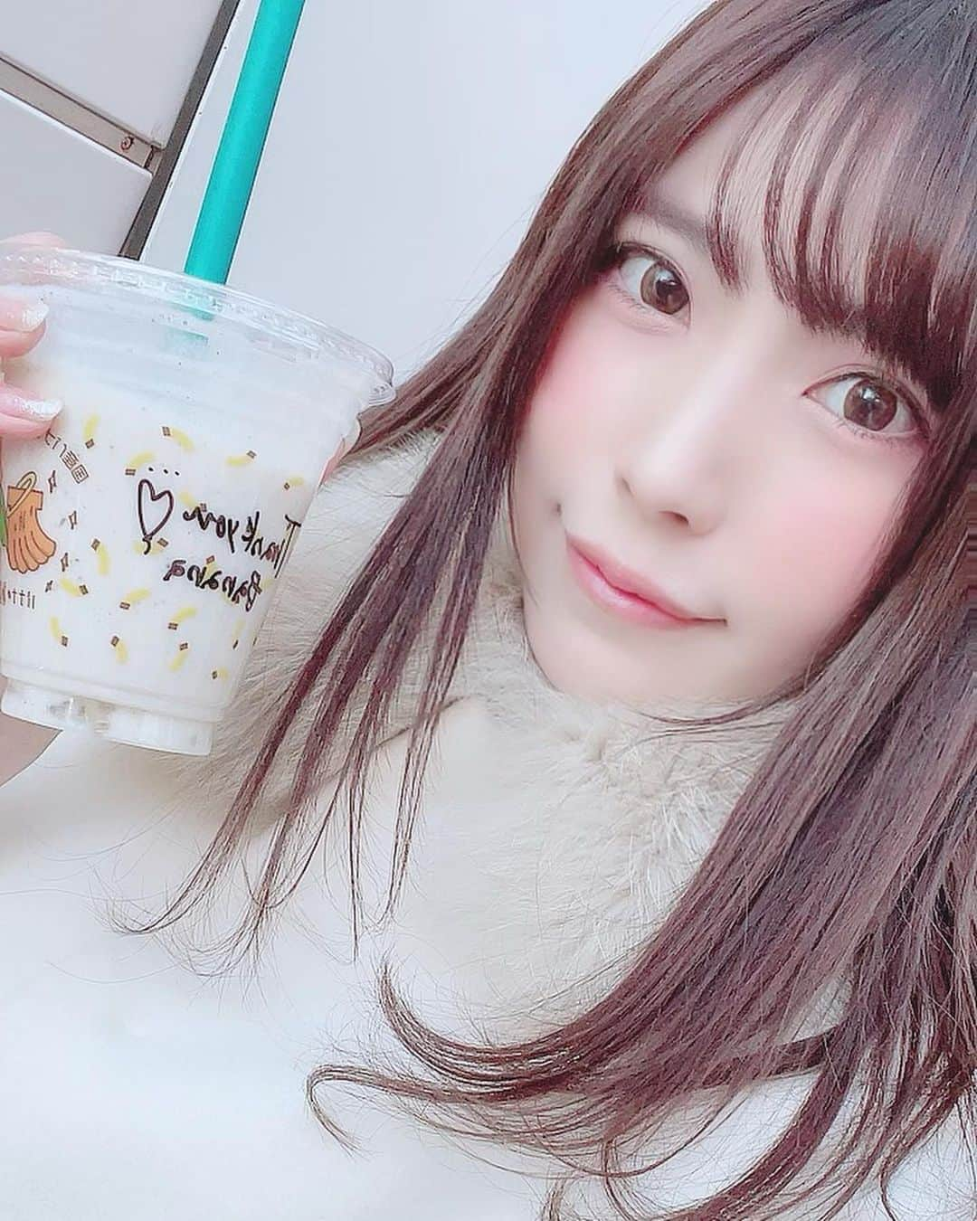 美和花樺さんのインスタグラム写真 - (美和花樺Instagram)「. . 昨日、バレンタインの撮影前に 気になってたバナナスムージー 飲んできたよ~！！ . . バナナが濃厚で美味しすぎたよ♡ . 蜂蜜入りのにした〜(*´꒳`*) . #原宿 #原宿カフェ #原宿スイーツ  #バナナの神様 #バナナジュース #バナナ #美和花樺」2月12日 13時57分 - hurhurchan