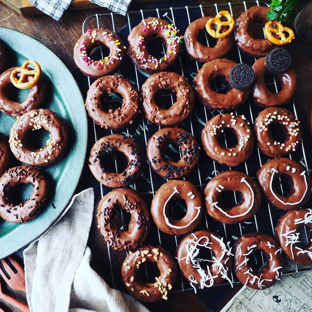 Michiko Maedaさんのインスタグラム写真 - (Michiko MaedaInstagram)「バレンタインにも😁💕 ザクふわミニミニチョコドーナツ🍩💕  #チョコドーナツ#チョコレートドーナツ #ドーナツ#チョコレート#バレンタイン #chocolatedonut#chocolate#donuts #Vitantonio#オールドファッション #ドーナツレシピ 色々～ #めちゃめちゃおすすめです❤️ #レシピは後程ブログにて #IGersJP#IGersjp#IGersj#クッキングラム#デリスタグラマー#おうちごはんlover#コッタ #lin_stagrammer#kurashiru#クッキングラム#クッキングラムアンバサダー#クオカ#エルグルメ#フーディーテーブル#おうちごはんlover#おうちごはん革命#おうちカフェ」2月12日 14時09分 - shana.mama