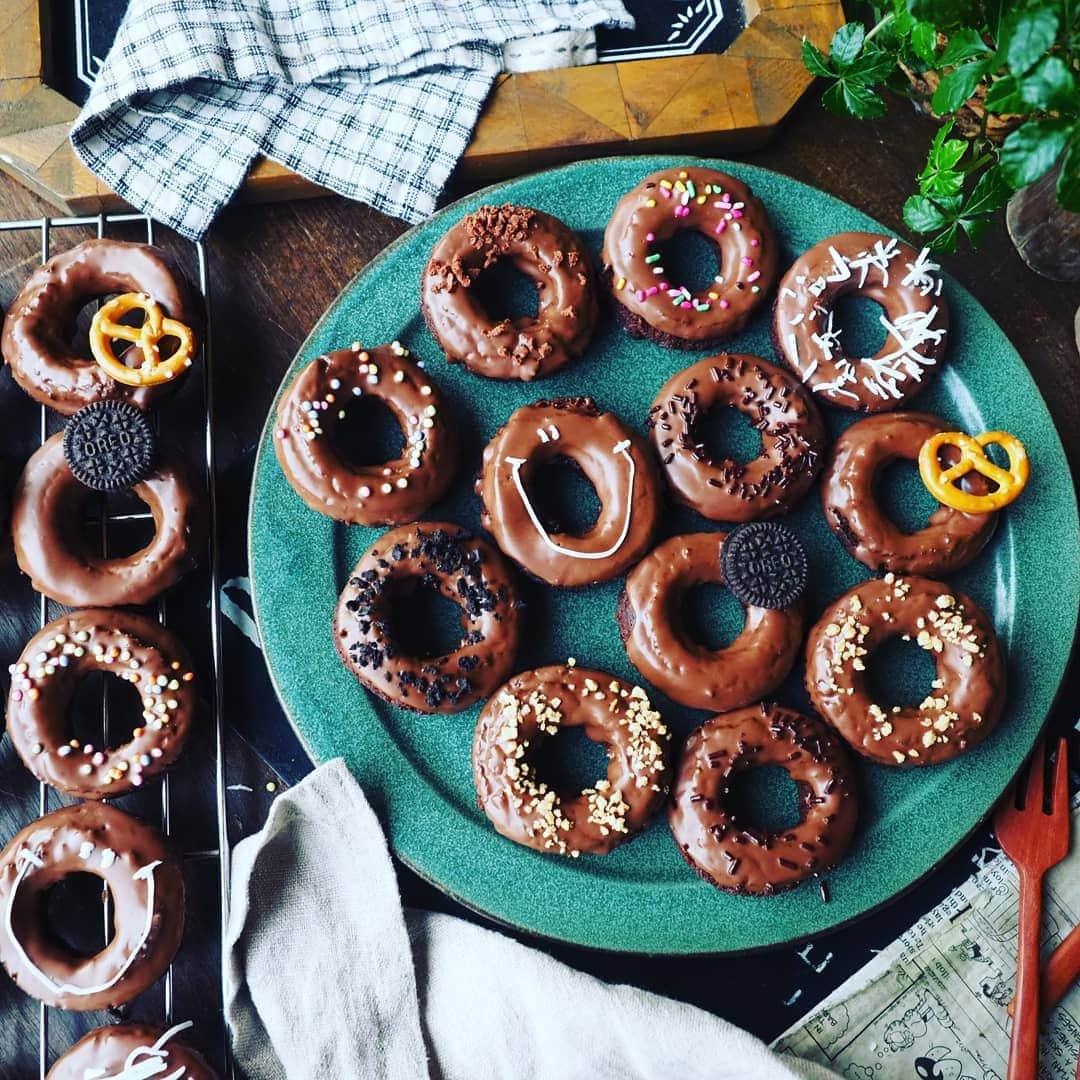 Michiko Maedaさんのインスタグラム写真 - (Michiko MaedaInstagram)「バレンタインにも😁💕 ザクふわミニミニチョコドーナツ🍩💕  #チョコドーナツ#チョコレートドーナツ #ドーナツ#チョコレート#バレンタイン #chocolatedonut#chocolate#donuts #Vitantonio#オールドファッション #ドーナツレシピ 色々～ #めちゃめちゃおすすめです❤️ #レシピは後程ブログにて #IGersJP#IGersjp#IGersj#クッキングラム#デリスタグラマー#おうちごはんlover#コッタ #lin_stagrammer#kurashiru#クッキングラム#クッキングラムアンバサダー#クオカ#エルグルメ#フーディーテーブル#おうちごはんlover#おうちごはん革命#おうちカフェ」2月12日 14時09分 - shana.mama