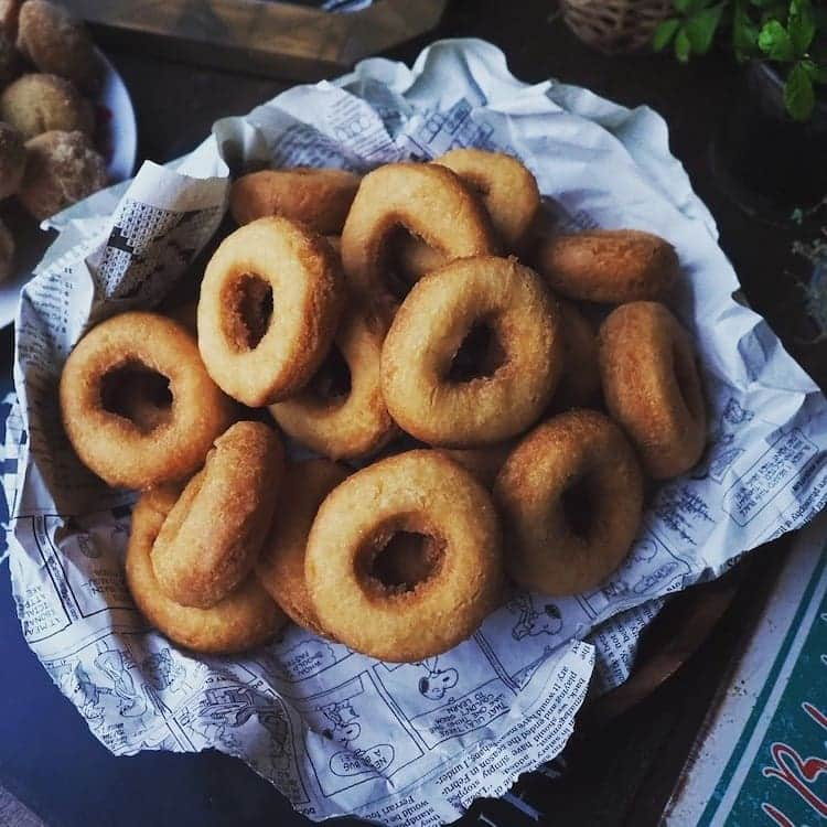 Michiko Maedaさんのインスタグラム写真 - (Michiko MaedaInstagram)「バレンタインにも😁💕 ザクふわミニミニチョコドーナツ🍩💕  #チョコドーナツ#チョコレートドーナツ #ドーナツ#チョコレート#バレンタイン #chocolatedonut#chocolate#donuts #Vitantonio#オールドファッション #ドーナツレシピ 色々～ #めちゃめちゃおすすめです❤️ #レシピは後程ブログにて #IGersJP#IGersjp#IGersj#クッキングラム#デリスタグラマー#おうちごはんlover#コッタ #lin_stagrammer#kurashiru#クッキングラム#クッキングラムアンバサダー#クオカ#エルグルメ#フーディーテーブル#おうちごはんlover#おうちごはん革命#おうちカフェ」2月12日 14時09分 - shana.mama