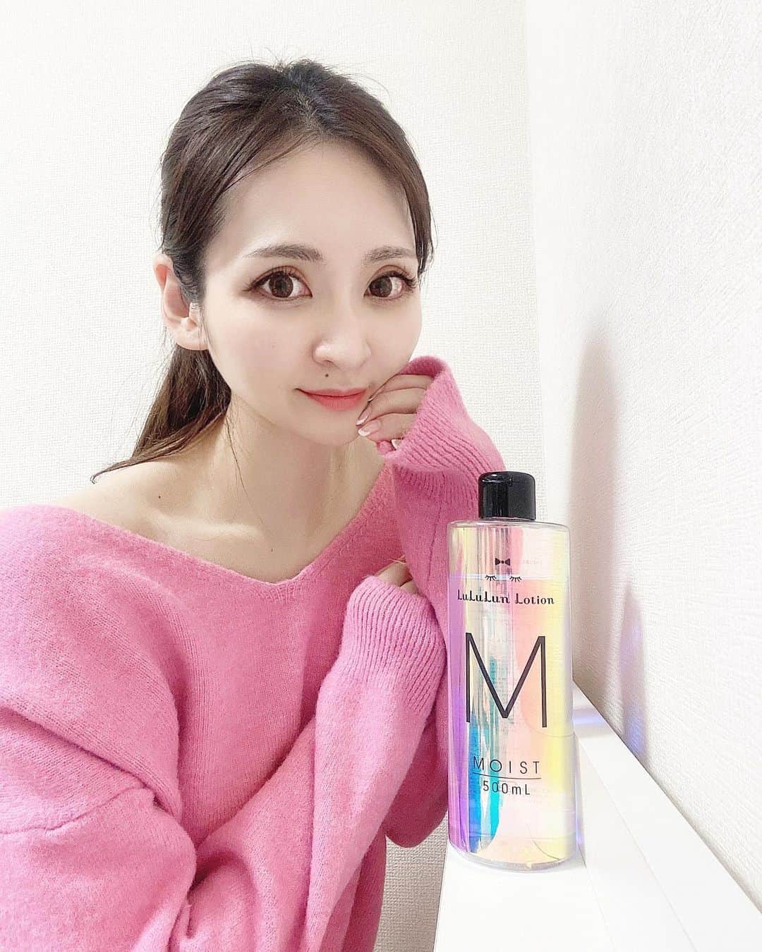 藤後 沙織 とうごさおりのインスタグラム：「毎日寒くて乾燥するね☃️  まだまだ乾燥の季節が続くから、化粧水も保湿しっかりめのルルルンローションモイスト @lululun_jp にシフト👉  とろーりしたテクスチャーでなじみやすく、化粧水だけでもしっとり潤います。 重ねづけするとモチモチになるので、乳液忘れてそのままメイクしちゃったことがあるぐらい😮笑  大きなボトルで惜しみなくじゃぶじゃぶ使えるのも嬉しい♬これ一本で全身の保湿ができるから、全身に使ってます🥰  #lululun #ルルルン #化粧水 #ローション #ローションモイスト #ルルルンローション #保湿 #スキンケア #pr」