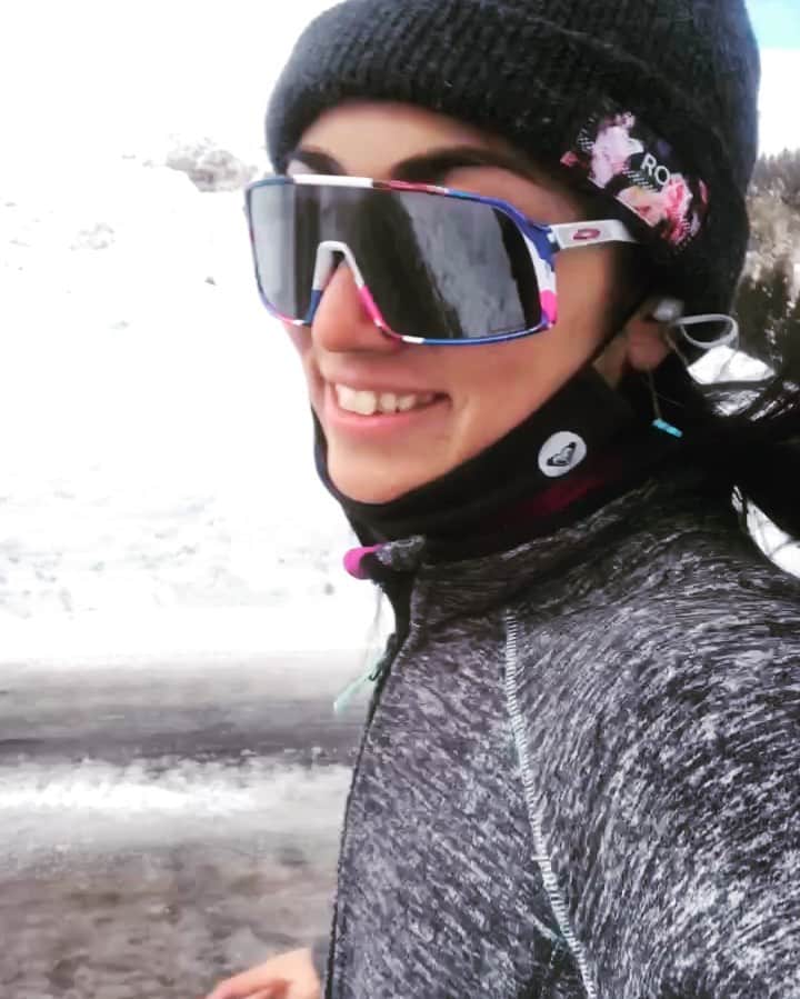 三星マナミのインスタグラム：「・ ・ ランニングを再開🙌  雪山の条件が良い最近だけど たまにランニングとか違う運動を挟むと身体の疲れが抜けたり、楽になったりするよ🤍  その程度のランニングw  これからは天気も落ち着いてくるし🌞 グリーンシーズンに向けての基礎体力づくりっっ スタート🙌  今年は雪の壁も高くて走りながら雪玉作って投げて遊べるw それも冬ならではのランニングの楽しさかも💙って思った✨ （くれぐれも歩行者や車や建物とかに当てない様に⚠️）  ちょっと走るとリフレッシュするし最高❣️ 身体作り、もう一度原点にもどり頑張ろう💪💕  👗👟 @roxyjapan  🕶 @oakleyjapan  💎 @alohabling   #ランニング #ランキング女子 #運動 #ヘルシーライフ #健康第一 #体作り #外遊び #外遊びを楽しむ #外遊び大好き #自然と繋がる #自然と繋がる自分と繋がる #運動のある暮らし #アンバサダー #長野 #野沢温泉村 #上野眞奈美 #オリンピア #ママ #ママアスリート #compasshouse #roxy #roxyjapan #oakley #oakleyjapan」