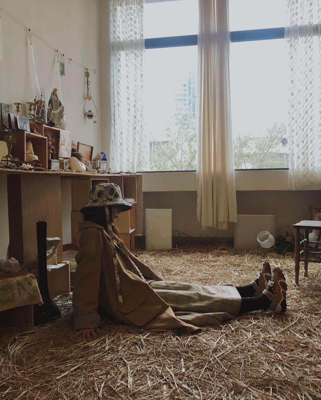 謝琦琦（Kiki）のインスタグラム：「還躺在床上廢 只好用舊照片來刷個存在感  外套.洋裝/ @no.11official  洋裝年後才會上架喔 稻草屋/ @aboutsanthing  飾品掉在地上應該就放棄尋找了吧」