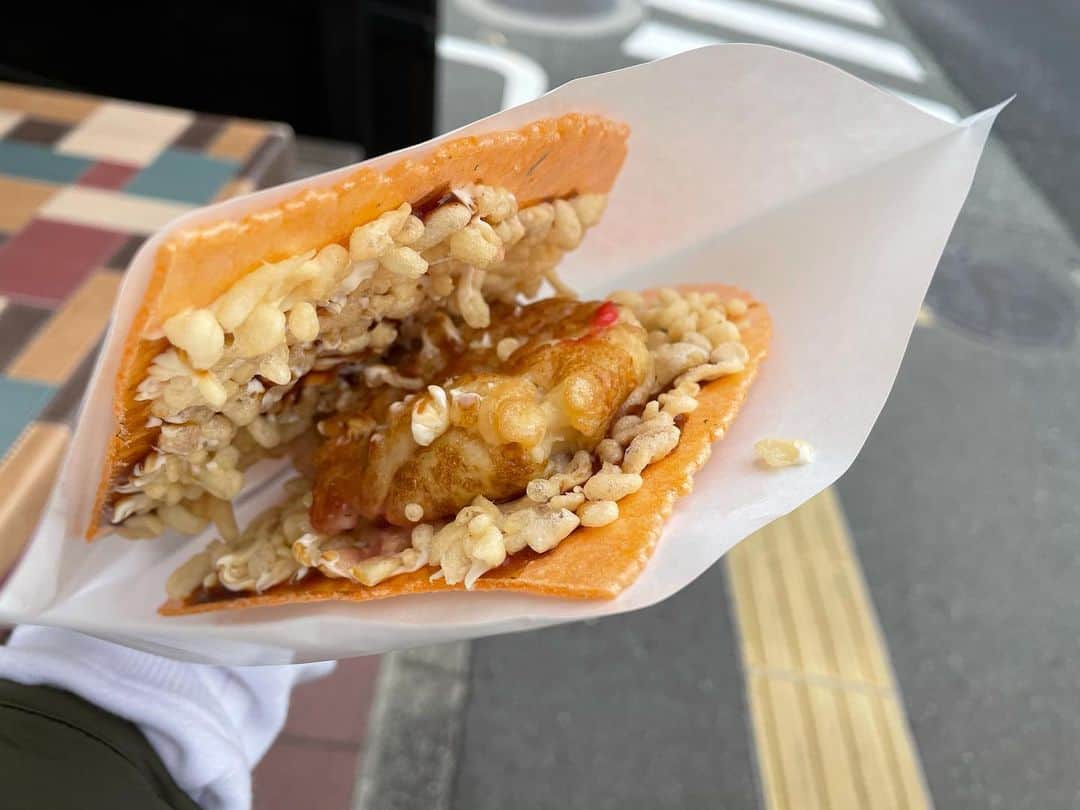 きむちゃんのインスタグラム：「あほやのたこせん。 学生時代食べまくってた！ これで180円。 今食べてもめっちゃ美味しいやんか  #懐かしすぎる #箕面自由学園の前 #箕面自由学園は私立で受けたとこ #美味しい #たこせんの中にたこ焼き入ってる #最高」