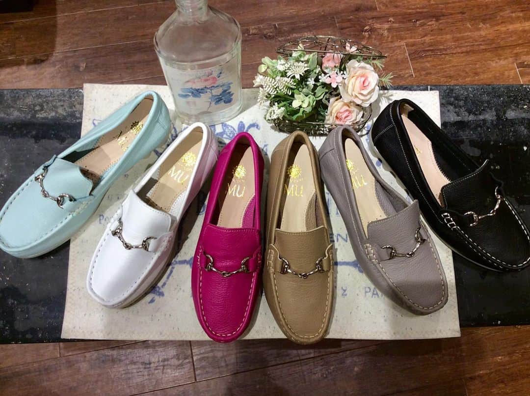 のインスタグラム：「. Bonjour 👯 . 春を感じる陽気の日も増えてきましたね🌷 お店では春のnewアイテムが続々と入荷しています✨ 本格的な春の到来が待ち遠しいですね☺️🌸 . 毎シーズン人気のビット付きモカシンパンプスが入荷しました！ ソフトで足馴染みの良い牛革素材に、軽量で返りの良いラバーソールで履き心地抜群！！✨ 「もう他の靴は履けない！」とのお声もいただく、好評商品です👏 是非お店でお試しお待ちしております🧡 . price：¥12,800+tax color：Black,Gray,Oak,Pink,Mint,White size：S,M,L . お店では2/15(月)まで店頭商品2BUY10%OFF開催中‼️ 残り4日のお買い得チャンスです😍 冬物商品の展開も残りわずかとなりましたので、是非ご来店お待ちしております‼️ .  . #jemappelecanade#ジュマペルカナデ #joinus#ジョイナス横浜 #2021spring #春靴  #mocasines #rearrival」