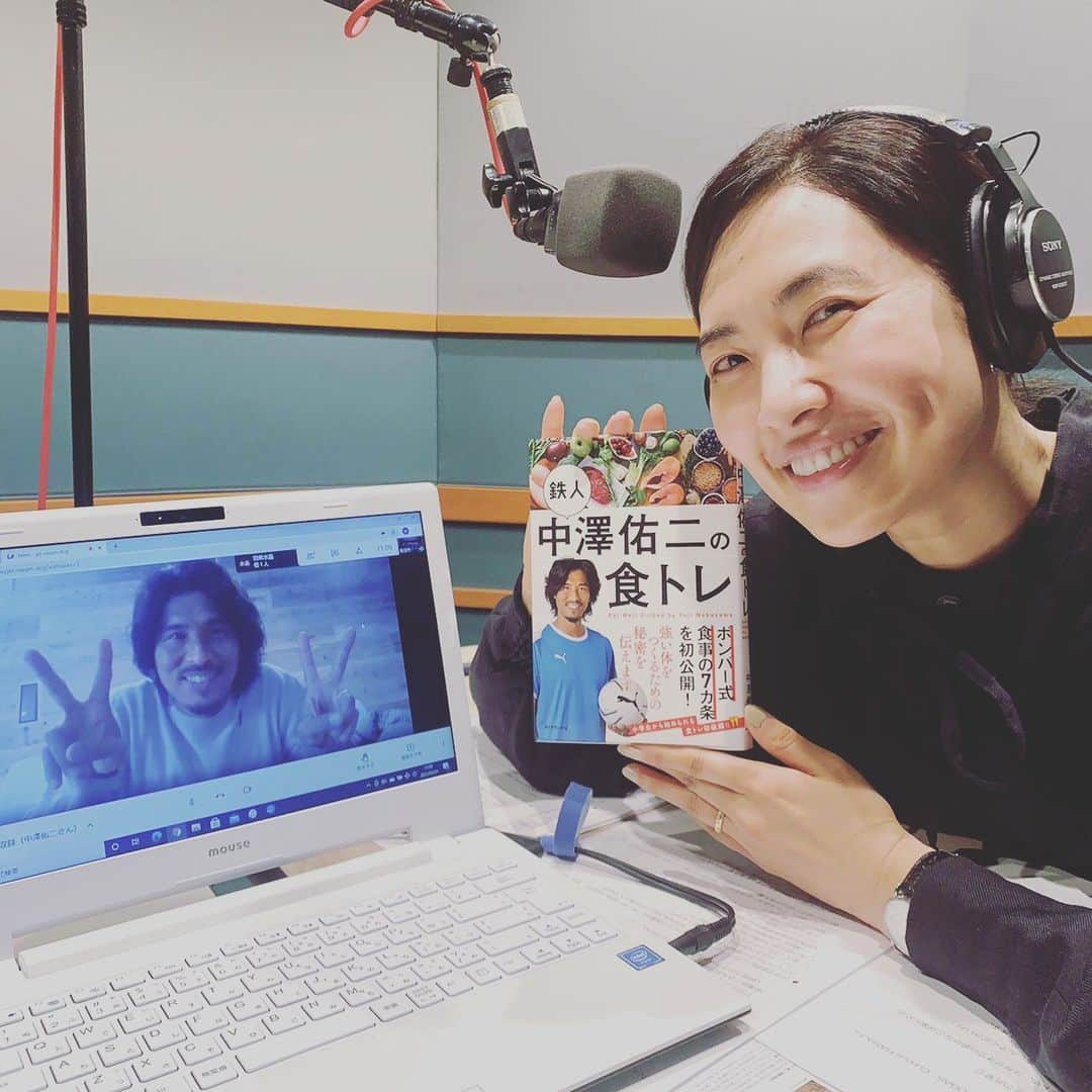 浜島直子さんのインスタグラム写真 - (浜島直子Instagram)「『TOKYO GAS Curious HAMAJI』  今週と来週のゲストは、「ボンバーヘッド」こと元サッカー日本代表の、中澤佑二さん⚽️ (今回は新型コロナウィルス感染拡大防止のため、リモートでのご出演でした)  一昨年40歳で現役を引退するまで、30年もの間トッププロとして活躍し、サッカー界のレジェンドと呼ばれている中澤さん👑  大きな怪我もなく長い間プロとしてサッカーを続けてこられたのは、何よりも徹底した食事の管理があってこそ！  そこで今回は「鉄人　中澤佑二の食トレ」(ダイヤモンド社)から、ボンバー式食事の7ヶ条を教えてもらいました✨  ☆アルコールは飲まない ☆揚げ物は食べない ☆夜10時には寝る …etc.  私と真逆すぎて思わず「すいませんでしたっ！」と言ってしまいたくなりますが😂、私のようなアスリートでも普通の人のでも、毎日の食生活や生活習慣に役立つヒントがたくさん載っていて、「これなら私にもできそう！」と少し希望の光が🤩✨  そして、そんなレジェンド中澤さんが今でも愛してやまないという、安室ちゃんへの想いも語ってくれましたよ🤣❤️ ・ 中澤佑二さんがゲストの放送回は、2月13日、20日の土曜日。全2回。 bayfmで午前11時から。radikoで全国聴けますのでお時間ありましたらぜひよろしくお願いいたします🌈 ・ #東京ガス #bayfm #キュリオスハマジ #中澤佑二　さん #ボンバー #ボンバーヘッド #ボンバー中澤　さん #中澤佑二の食トレ」2月12日 14時12分 - hamaji_0912