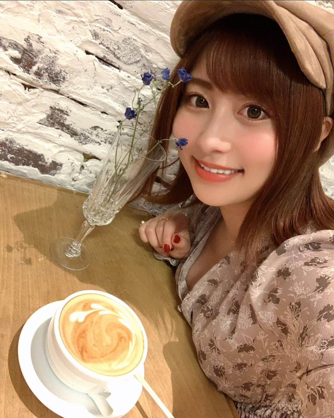 のインスタグラム：「🥳 . . ひゃー 全然更新できなかった。 ごめんね。 . . 4日に渡って お誕生日のお祝いをしていました😏 . . めまぐるしい時間だったけど こんなに誰かをお祝いしたのは 初めてです！ めっちゃ楽しかった！！ . 喜んでくれる顔を見るのは こちらも幸せですね。 . . 沢山写真あるんだ。 . ストーリーズとかにも 載せるね☺️ . . #いやお花 #少しズラせばよかった」