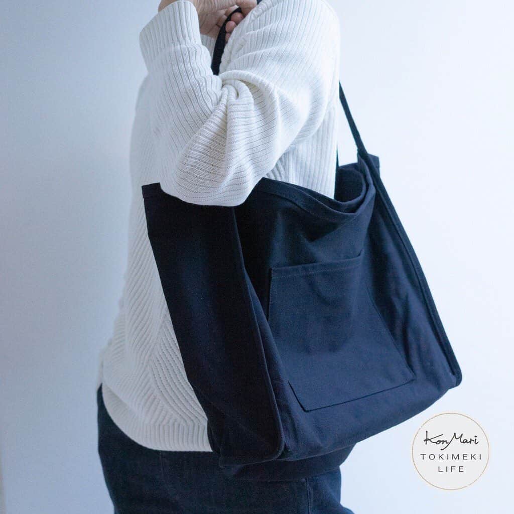近藤麻理恵さんのインスタグラム写真 - (近藤麻理恵Instagram)「﻿ 「片づけの先にあるときめく暮らし」をテーマに﻿ 暮らしがもっとときめくアイテムをご紹介している﻿ 『KonMari TOKIMEKI LIFE』。﻿ ﻿ 今回ご紹介するのは﻿ お洋服に合わせてバッグのようにも使える、﻿ おしゃれで大容量なエコバッグ。﻿ ﻿ 色のバリエーションが豊富で﻿ 男性が使っても素敵なデザインなので﻿ ご夫婦で共用もおすすめです✨﻿ ﻿ エコバッグが日常になった今、﻿ お気に入りのエコバッグがあれば﻿ お買い物がもっとときめきますね☺️﻿ ﻿ ﻿ ▶︎『KonMari TOKIMEKI LIFE』へは、﻿ プロフィール（ @mariekondo_jp ）のリンク、もしくはストーリーから。﻿ ﻿ #こんまり #近藤麻理恵 #こんまりメディア #こんまりときめきライフ #エコバッグ #帆布バッグ #サステナブルな暮らし」2月12日 14時16分 - mariekondo_jp