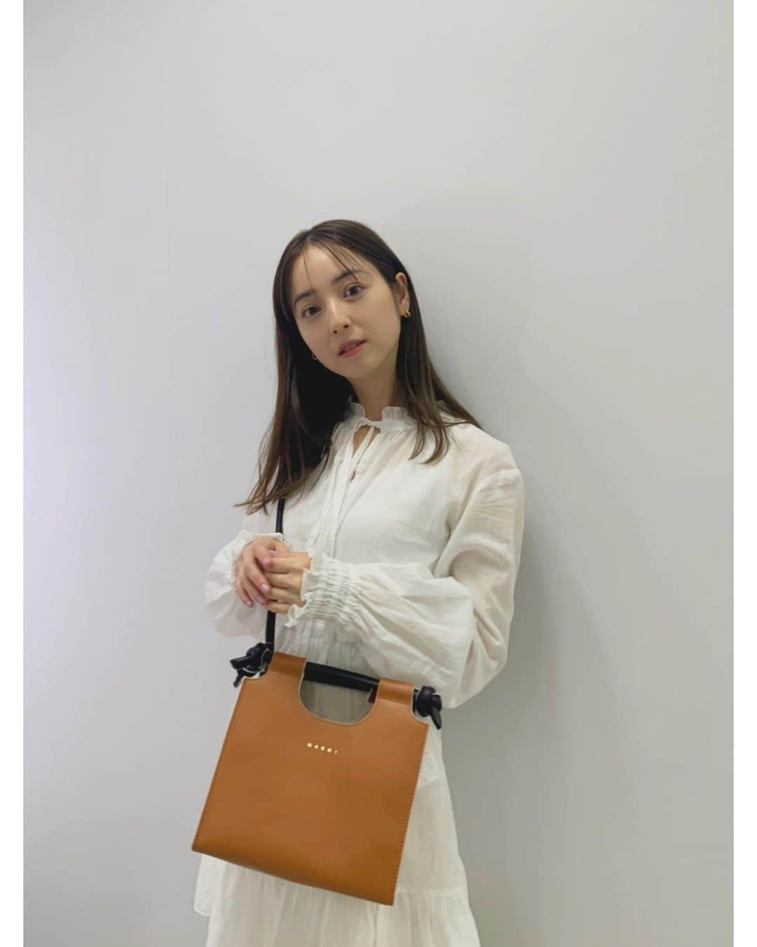 佐々木希さんのインスタグラム写真 - (佐々木希Instagram)「私服。 春の新作を早速。腕まくりして家事がしやすいように袖はゴムにしました☺️♡  tops#iNtimite bag#marni」2月12日 14時17分 - nozomisasaki_official