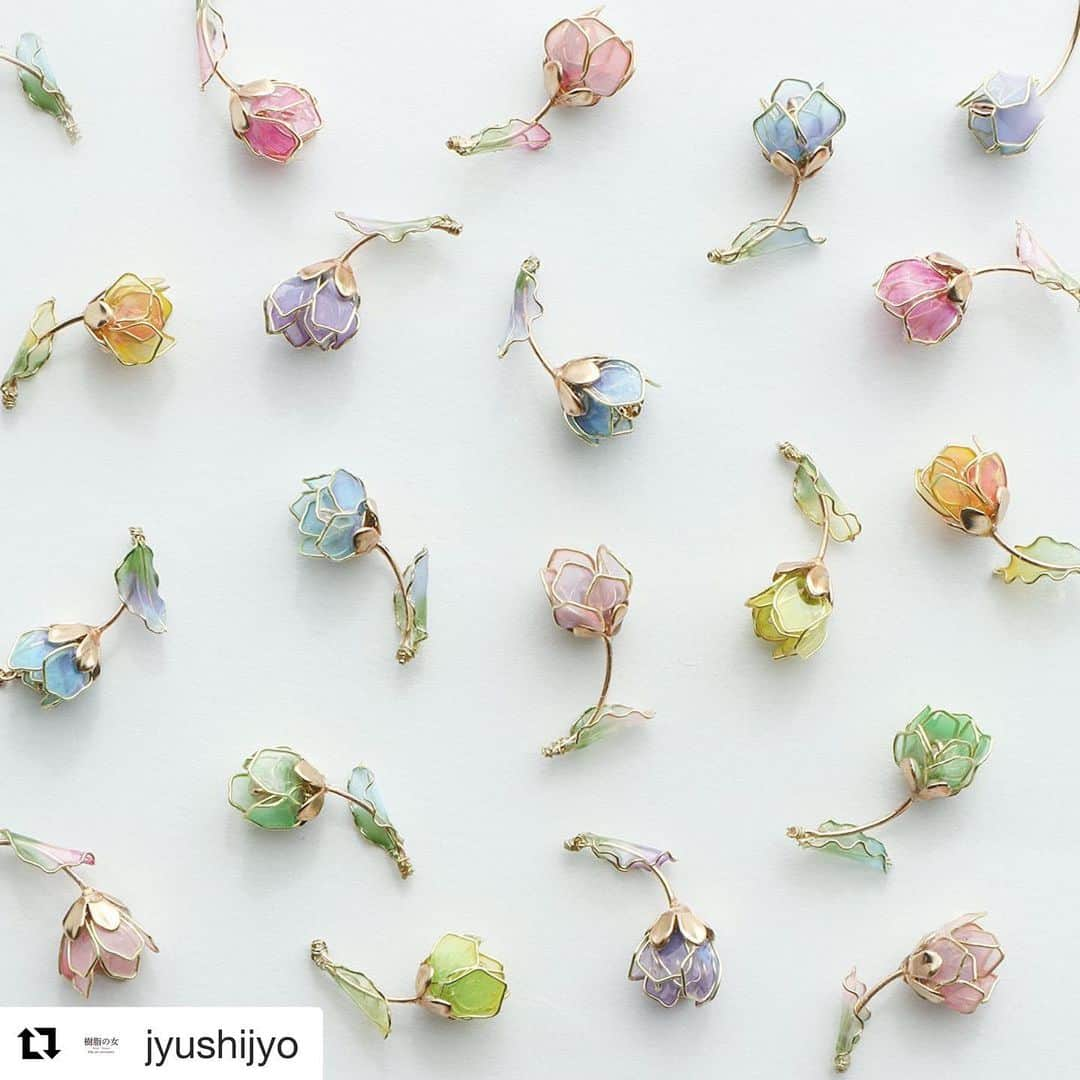 芦田桂子さんのインスタグラム写真 - (芦田桂子Instagram)「本日も元モデル後輩の作家 @jyushijyo のお手伝いしています 嬉しいことに人気過ぎて生産が間に合わず作家本人、店頭に立つのをやめて工房に缶詰状態なので 代わりに先輩芦田が愛を持って接客させて頂いております♡  透明感ある繊細なジュエリーたち 春の装いにピッタリです🌸  Instagramを見て来て下さったお客様ありがとうございます😌✨  わたしは17:00までおりますのでご興味のある方はお気をつけて😷 遊びに来てくださいね♪  @get_repost ・・・ 本日も銀座三越催事しています🌸﻿ 新作は、春のお花がぴょっと咲いているイメージで製作！﻿ イベントでは、たくさんの方に見て頂いてるようです🌷﻿ ﻿ こちらは、来月にオンラインでも販売します！﻿ 全色は販売しないかも🙏﻿ 花も葉もグラデーションしてます﻿ 葉は、ウネウネワイヤーを使用﻿ ﻿ 本日は制作の為、急遽で申し訳ないですが﻿ 在廊していません！﻿ 土日と最終日は、在廊しております。﻿ 何か質問等ありましたら、スタッフにお気軽にお尋ねください。﻿ ﻿ 美しいスタッフさんが２人いますので！﻿ ﻿ ﻿ ●場所：銀座三越３Fル  プレイス﻿ ●日程：2/10(水)~16(火）﻿ ●営業時間：10:00~19:00﻿ ﻿ ●時間：作家の在廊時間﻿ 2/13,16  13時〜19時﻿ 2/14　10時〜17時﻿ 2/12,15　不在﻿ ﻿ ﻿ 『お知らせ』﻿ 銀座三越では、新型コロナウイルス感染症対策として、以下3つの対策を実施しております。﻿ ①店舗入口での体温測定﻿ ②店内でのマスク着用﻿ ③適度な距離を保つ﻿ お客さまに安全にお買い物をしていただくために何卒ご理解・ご協力の程お願い申し上げます。﻿ ﻿ #アメリカンフラワー﻿ #ディップアート﻿ #新作アクセサリー ﻿ #水晶花﻿ #アメリカンフラワーアクセサリー﻿ #dipart﻿ #樹脂飾品設計﻿ #Americanflower﻿ #繊細清透﻿ #水晶花樹脂耳環﻿ #銀座三越催事﻿ #ぎんみつ﻿ #銀座三越ルプレイス #樹脂の女」2月12日 14時33分 - keiko_ashida