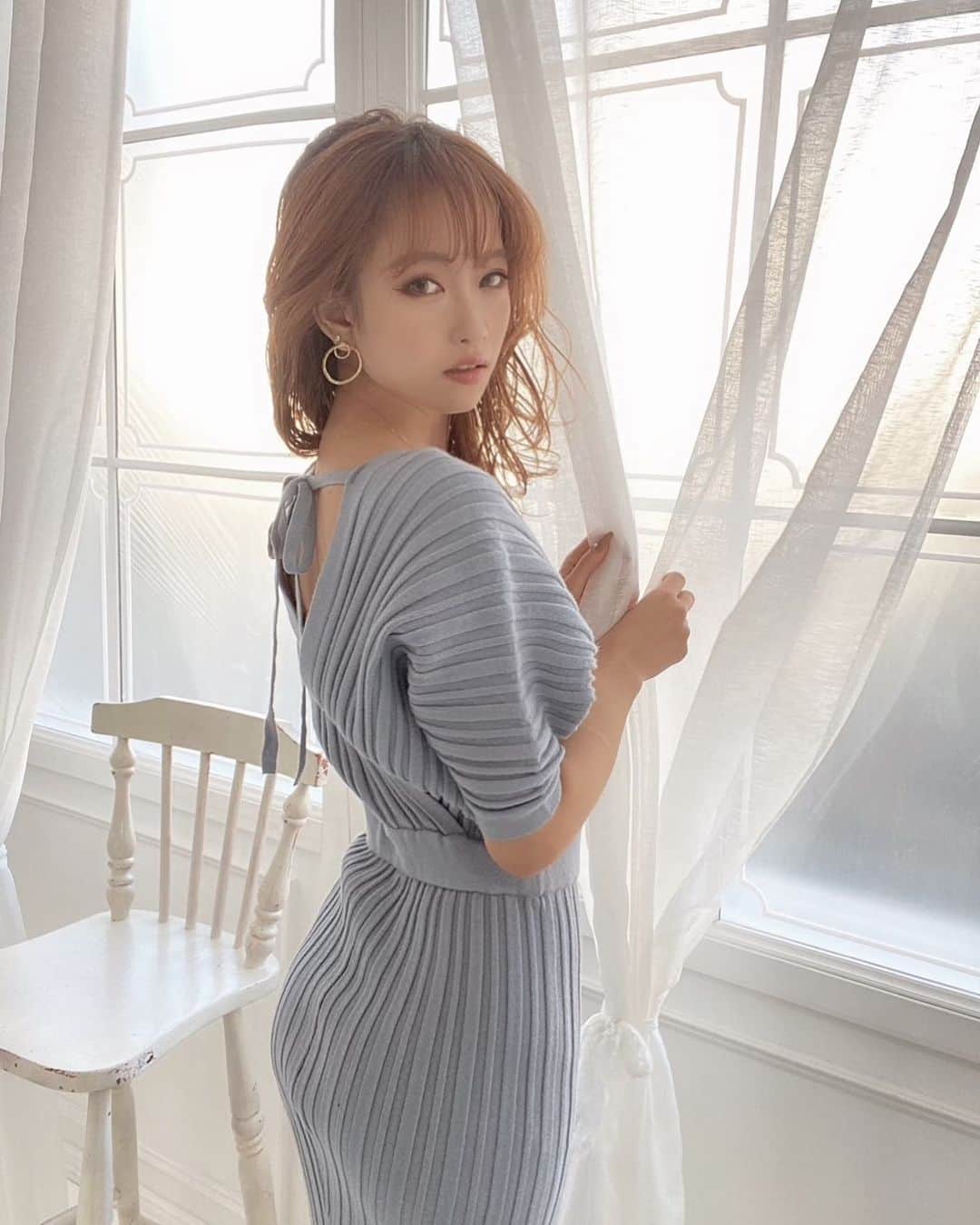 木田絵里香のインスタグラム：「. 今週のおすすめワンピ🤍💙 . バックリボンがちょっぴりセクシー❤︎ メリハリのある女性らしいラインを出せる大人気ワンピなのです✌🏼 タイトが好きな方は是非〜😽 . ✔︎ドルマンカシュクールニットワンピース　 ↪︎¥6,500+tax (O.WHT/BLK/PNK/GRN/BLU) . #ワンピース#ブルー#💙#✌🏼」