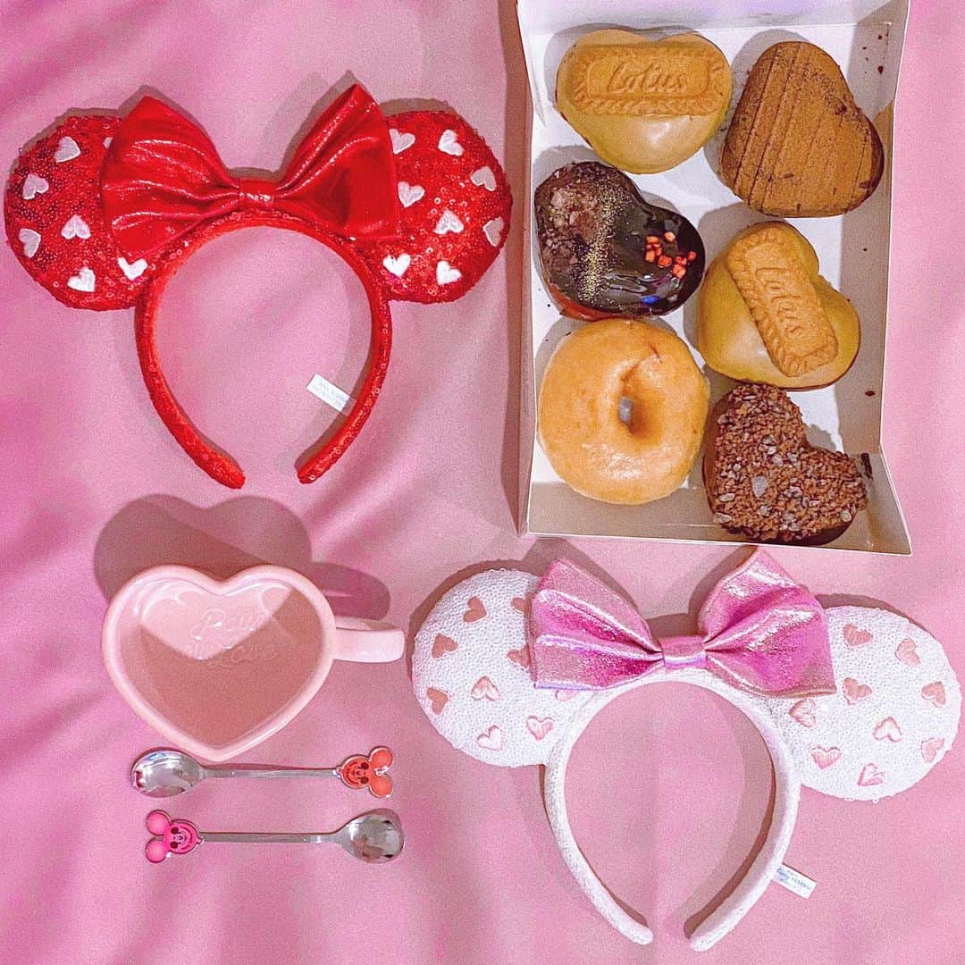 中島奈津希のインスタグラム：「💗❣️💞❤️💓﻿ ﻿ ﻿ ﻿ ﻿ ﻿ この前載せた﻿ #krispykremedoughnuts (@krispykremejapan )の﻿ バレンタイン限定ドーナツ🍩💭❤️﻿ ﻿ ﻿ ﻿ ﻿ ﻿ 6個入りBOXでゲットしました🤭❤️﻿ 1人3つも食べられるという幸せ🤤💭💕💕笑﻿ #バレンタイン限定 の#フォンダンドーナツ は﻿ 2/14までなので﻿ 気になってる方はぜひ食べてみてね🤭❤️﻿ ﻿ ﻿ ﻿ ﻿ この日は久しぶりにお姉(@nakajima_ayano )と﻿ ホテルステイをしたのだけど、﻿ とっても可愛いお部屋だったから﻿ それについてもまたアップします🙆🏻‍♀️💓﻿ ﻿ ☁️☁️☁️☁️☁️☁️☁️☁️☁️☁️☁️☁️☁️☁️☁️☁️﻿ #disneysisters_jp ←#中島姉妹 ディズニーまとめ👭🏻﻿ #クリスピークリームドーナツ #バレンタインデー#スターバックス#スターバックスコーヒー#スタバ#ミッキーバルーン#ロータス#ロータスクッキー　﻿ #おうちディズニー#おうちカフェ#おうちディズニーカフェ」