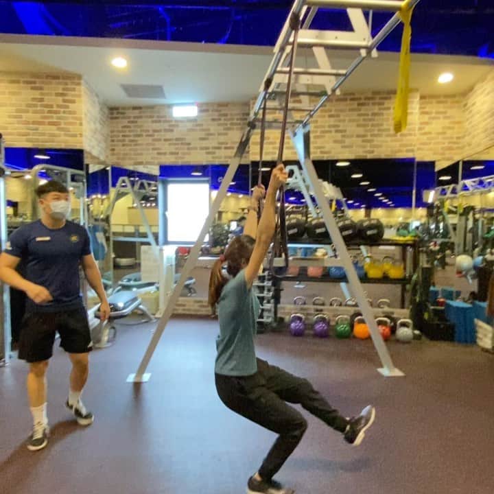 ホン・イン・リーのインスタグラム：「新春吃更多，訓練不打烊🧨 2021再跳高一點 CMJ 50cm Up⬆️  @yiii_chien @gronings  #2021小健人大目標 #健身工廠就是我的運動場」