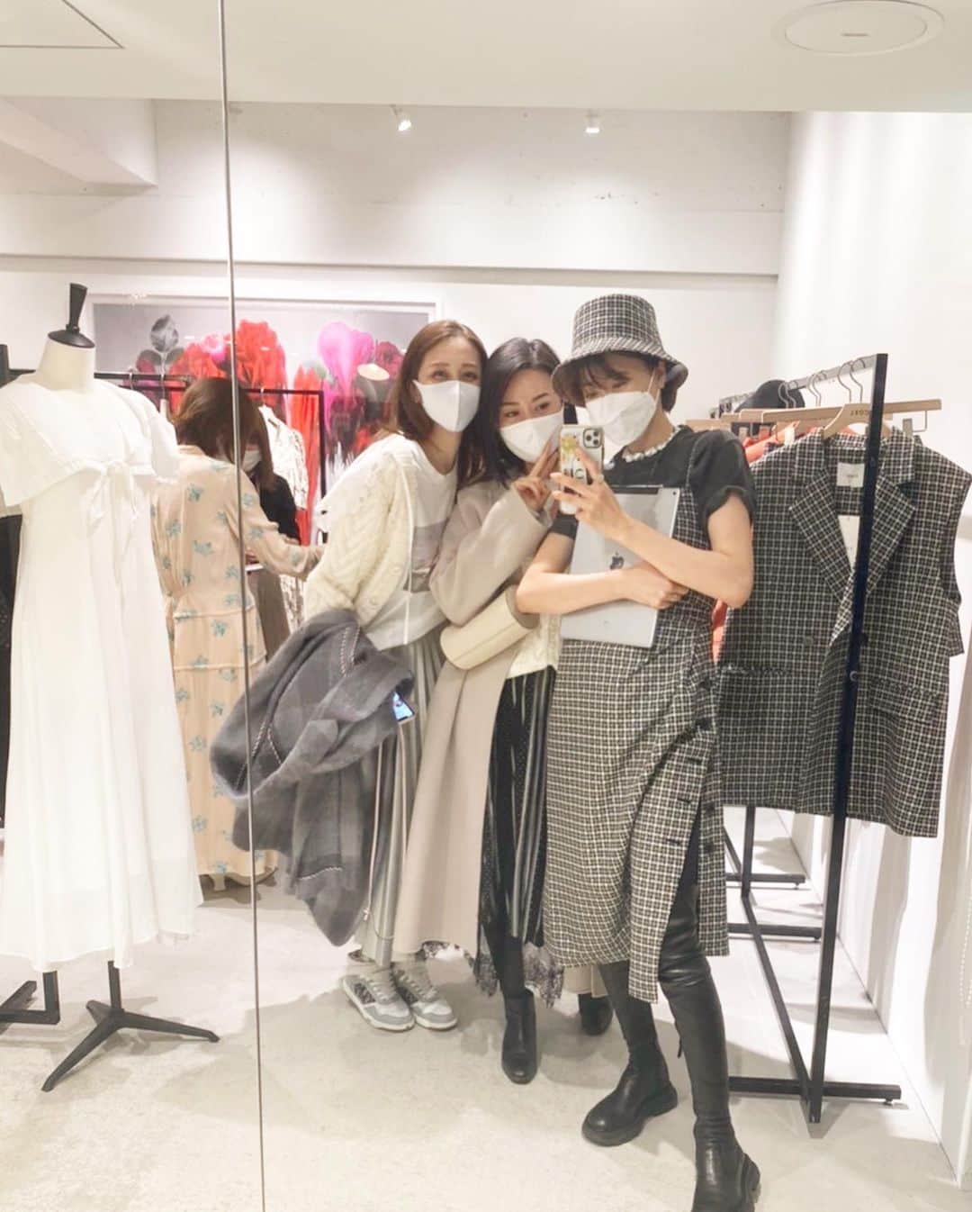 のインスタグラム：「久しぶりに外に出た‼︎ 大好きな友と素敵なお洋服に触れて色々取り戻したー🤣🌷✨今回も全部可愛すぎたけど、千鳥シリーズは確実に全部揃えたい❤️ヨンちゃんの直筆ネックレスも可愛かったなー💎✨ #coel #コエル #summerfashion #千鳥柄 #襟 #チェック #love #バケットハット #ブルートパーズ #happytime」