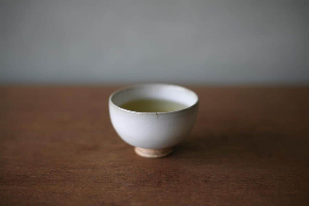 職人.comさんのインスタグラム写真 - (職人.comInstagram)「【偉大なカテキンパワー】  私たちの生活に身近にあるお茶。日本では昭和40年代までは各地で紅茶が生産されていましたが、品質や価格面で海外のものに太刀打ちできず、現在は日本で生産されるほとんどが緑茶となりました。最近ではお茶による新型コロナウイルスの不活化が確認され、お茶がコロナ対策に寄与できる可能性が示されました。  元々カテキンの語源はインドなどに生えているアカシヤ・カチューという樹木から採れた暗褐色のカテキューに由来します。20世紀に入ってから本格的にカテキンの研究が進められ、抗菌作用や抗毒素作用、インフルエンザウイルスに対する抗ウイルス作用があることが明らかにされました。また、昨今では脳の機能維持にも茶カテキンが有効である可能性も明らかになってきています。脳は私たちの身体をウイルスや細菌などの外部刺激から守り、生体を正常に保つシステムの司令塔と言われています。お茶生活でカテキンパワーを注入しましょう。  すすむ屋茶店の急須は、日本茶が広がりやすいように底部分をできるだけ大きくし、女性の方でもしっかり絞り切れるようにあえて急須の高さを抑えています。お客様からもお茶の美味しさが違うと感想を頂いております。またこちらの急須は、右利き用、左利き用がございます。銀座ショールームにも右利き用の実物がありますので、ぜひお立ち寄りください。  すすむ屋茶店　急須 https://www.shokunin.com/jp/susumuya/kyusu.html 青龍窯　煎茶碗 https://www.shokunin.com/jp/seiryu/sencha.html 青龍窯　湯呑 https://www.shokunin.com/jp/seiryu/yunomi.html 職人.com銀座ショールーム（金土日月の12-18時に営業） https://www.shokunin.com/jp/showroom/ginza.html  参考資料： https://www.kao.com/jp/healthscience/report/report063/report063_02/ https://www.naramed-u.ac.jp/university/kenkyu-sangakukan/oshirase/r2nendo/documents/ochahp.pdf http://www.catechin-society.com/index.html @shokunincom  #職人ドットコム #キッチン用品 #調理道具 #料理道具 #台所道具 #手仕事 #暮らしの道具 #暮らしを楽しむ #工芸品 #民芸 #民藝 #器のある暮らし #焼き物 #すすむや茶店 #すすむ屋茶店 #すすむや #すすむ屋 #青龍窯 #大治将典 #煎茶碗 #湯呑 #湯呑み #ゆのみ #湯飲み #急須 #常滑焼 #常滑焼き #北龍 #北龍窯 #梅原タツオ」2月12日 14時46分 - shokunincom