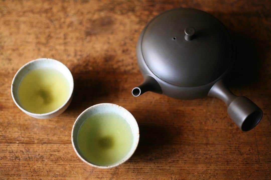 職人.comさんのインスタグラム写真 - (職人.comInstagram)「【偉大なカテキンパワー】  私たちの生活に身近にあるお茶。日本では昭和40年代までは各地で紅茶が生産されていましたが、品質や価格面で海外のものに太刀打ちできず、現在は日本で生産されるほとんどが緑茶となりました。最近ではお茶による新型コロナウイルスの不活化が確認され、お茶がコロナ対策に寄与できる可能性が示されました。  元々カテキンの語源はインドなどに生えているアカシヤ・カチューという樹木から採れた暗褐色のカテキューに由来します。20世紀に入ってから本格的にカテキンの研究が進められ、抗菌作用や抗毒素作用、インフルエンザウイルスに対する抗ウイルス作用があることが明らかにされました。また、昨今では脳の機能維持にも茶カテキンが有効である可能性も明らかになってきています。脳は私たちの身体をウイルスや細菌などの外部刺激から守り、生体を正常に保つシステムの司令塔と言われています。お茶生活でカテキンパワーを注入しましょう。  すすむ屋茶店の急須は、日本茶が広がりやすいように底部分をできるだけ大きくし、女性の方でもしっかり絞り切れるようにあえて急須の高さを抑えています。お客様からもお茶の美味しさが違うと感想を頂いております。またこちらの急須は、右利き用、左利き用がございます。銀座ショールームにも右利き用の実物がありますので、ぜひお立ち寄りください。  すすむ屋茶店　急須 https://www.shokunin.com/jp/susumuya/kyusu.html 青龍窯　煎茶碗 https://www.shokunin.com/jp/seiryu/sencha.html 青龍窯　湯呑 https://www.shokunin.com/jp/seiryu/yunomi.html 職人.com銀座ショールーム（金土日月の12-18時に営業） https://www.shokunin.com/jp/showroom/ginza.html  参考資料： https://www.kao.com/jp/healthscience/report/report063/report063_02/ https://www.naramed-u.ac.jp/university/kenkyu-sangakukan/oshirase/r2nendo/documents/ochahp.pdf http://www.catechin-society.com/index.html @shokunincom  #職人ドットコム #キッチン用品 #調理道具 #料理道具 #台所道具 #手仕事 #暮らしの道具 #暮らしを楽しむ #工芸品 #民芸 #民藝 #器のある暮らし #焼き物 #すすむや茶店 #すすむ屋茶店 #すすむや #すすむ屋 #青龍窯 #大治将典 #煎茶碗 #湯呑 #湯呑み #ゆのみ #湯飲み #急須 #常滑焼 #常滑焼き #北龍 #北龍窯 #梅原タツオ」2月12日 14時46分 - shokunincom