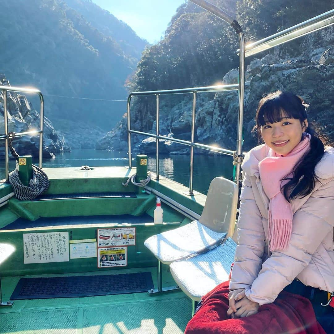 寺嶋由芙さんのインスタグラム写真 - (寺嶋由芙Instagram)「「GO TOニッポン」昨夜放送回は、徳島県三好市特集！はじめての徳島！はじめての大歩危小歩危！ ・ 景色も空気もすごく綺麗でした！両岸から迫ってくる岩の模様に、何万年分ものロマンを感じるすごい経験をさせていただきました…！ ・ #GOTOニッポン #東海テレビ #徳島県 #三好市 #大歩危小歩危 #大歩危峡 #大歩危峡観光遊覧船 #ゆっふぃー #アイドル #japaneseidol」2月12日 14時47分 - yufu_terashima