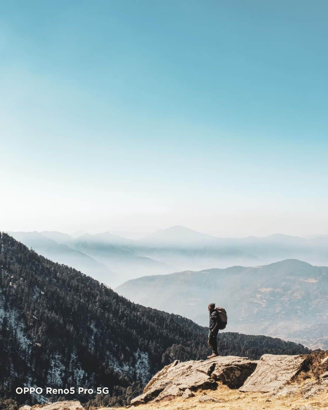 Abhinav Chandelのインスタグラム：「I love being lost in the mountains, away from the world, in the middle of nowhere, and that’s exactly when my #OPPOReno5Pro 5G come in handy, helping me capture those serene sights that leave me mesmerised.  And this was one such moment on our way to Brahmatal, when on that winter morning, Dhan Singh decided to go and climb up an overhang while I was left with no choice but to capture that amazing view on my phone, to ensure that this memory stay with me forever. #shotonOPPO  @oppomobileindia」