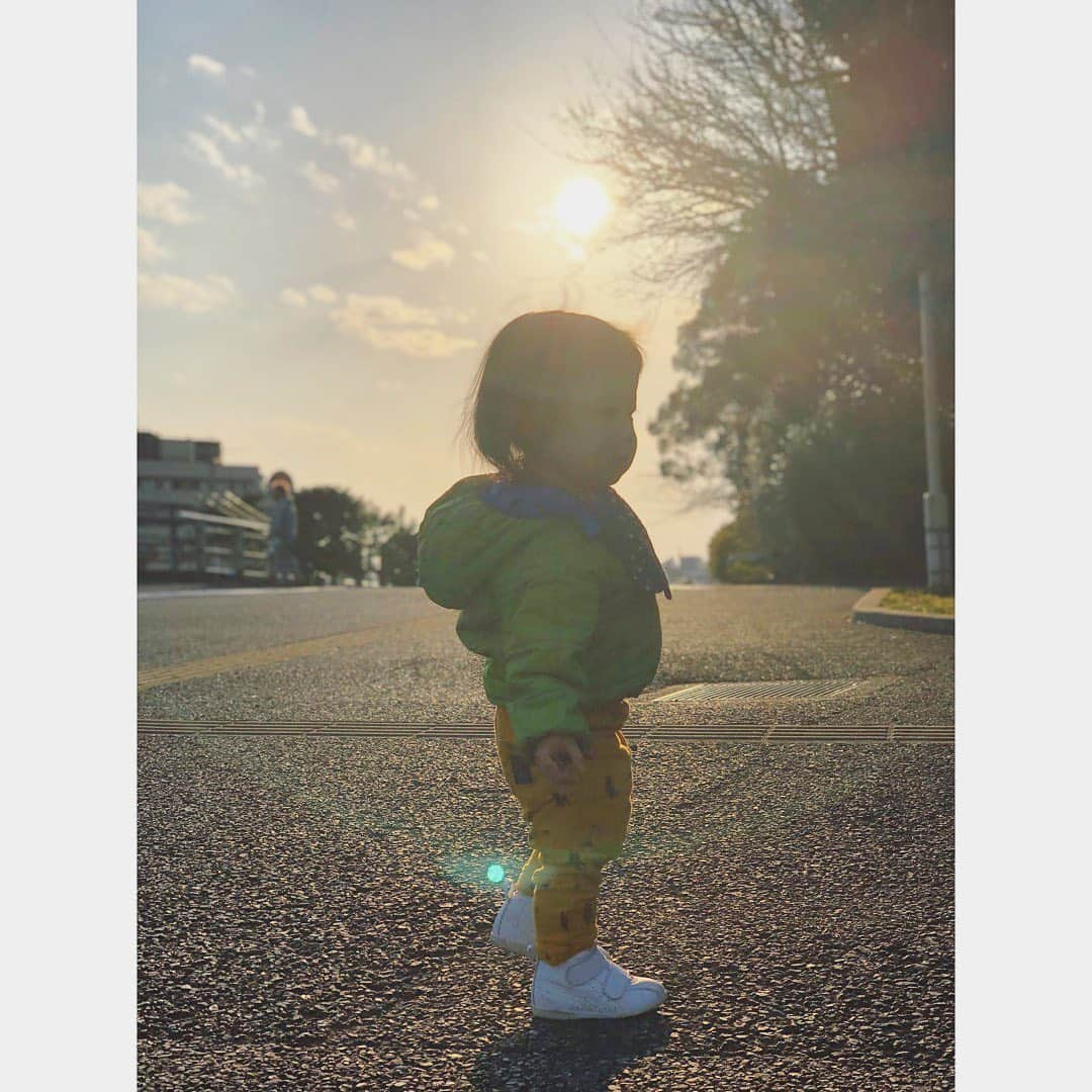 花原緑さんのインスタグラム写真 - (花原緑Instagram)「/ 祝1歳3ヶ月🧸🌼 ▫︎おままごとがお気に入りで、コップで飲むまねゴクゴクプハーっ くまさんにごはん食べさせてくれたり ▫︎大好きなごはんをみんなで食べれてうれしいね ▫︎お買い物ごっこもたのしいよ ▫︎パパぁ〜　ママぁ〜　ばぁばって言えるよ ▫︎みんなにバイバーイしてこんにちは ▫︎お散歩しながら石を拾ったり棒を大事そうににぎってたり、毎日一生懸命宝ものさがしだね ▫︎やっとやっと上の歯も二本こんにちは ▫︎TVのスイッチ、追い焚きボタンエンドレス ▫︎お外であそぶのうれしいね！すべり台が特に好き。ラジコン追いかけて歩くよ ▫︎アンパンマンは君さの曲でノリノリ　 ▫︎テレビ台や椅子にのぼるの　みんなどうやって注意してるんだろう。。 ▫︎爪を噛まないマニュキュア試したら、最初だけ効いたなぁ ←今は慣れて効かないぞ ▫︎階段だいすき！みつけたらのぼらなきゃ気がすまないんだ ▫︎お手手繋いで道路デビュー ▫︎パパママと三人でお手手繋いで歩けたときは、泣きそうになるくらいうれしかったな ▫︎お絵描きも色鉛筆もたのしいね ▫︎サッカーも大好き。お手手使うからキーパーかな ▫︎たくさんたくさん笑顔がみれるように ▫︎たくさんたくさんたのしい！を経験させてあげられるように ▫︎あなたの母にならせてくれてありがとう ▫︎急にたくさん言葉を話そうとしてくれてるね ▫︎いつもお散歩で通る坂を下りて登りきったよ。電車にも少しづつ興味がでてきたかな ▫︎ドードルのスプーンとフォークはじめました ▫︎お手伝いできたらリンゴの木にシールがたくさんふえていくよ 洗濯もの運んでくれたり、お片づけ上手にできたり、日々の成長にびっくりすることあるある ▫︎ワンワン大好きで街ゆくワンちゃんに大興奮 絵本の中の柴犬にもチュー ▫︎祝カレーデビュー夢中でたべたねおいしいね ▫︎危険じゃないことは、やりたいと思ったときにどんどんやらせよう 面白がっているときにやらせてあげよう ▫︎好奇心いっぱい 意思や欲求も大いに主張していこうっ 母はあなたの個性をどんどん伸ばしていくよ #元気にのびのびと大きくなぁれ #たくさんの幸せをありがとう #1yearsold  #boy👦🏻 #❤️」2月12日 14時51分 - midori_hanahara_official