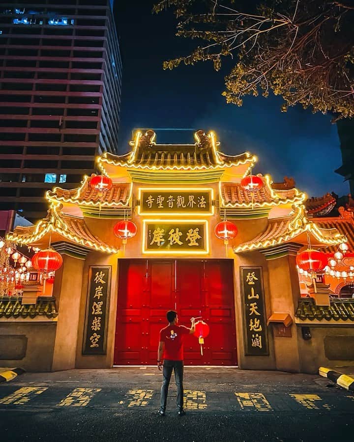 エアアジアのインスタグラム：「GONG XI FA CAI! 🏮  Let's welcome this Chinese "Niu" Year with our hearts filled with joy and love. 🍊   We wish you and your loved ones a happy and OXpicious New Year.  May prosperity be with you! 🧧  __________ Cover photo by @zarnizar」